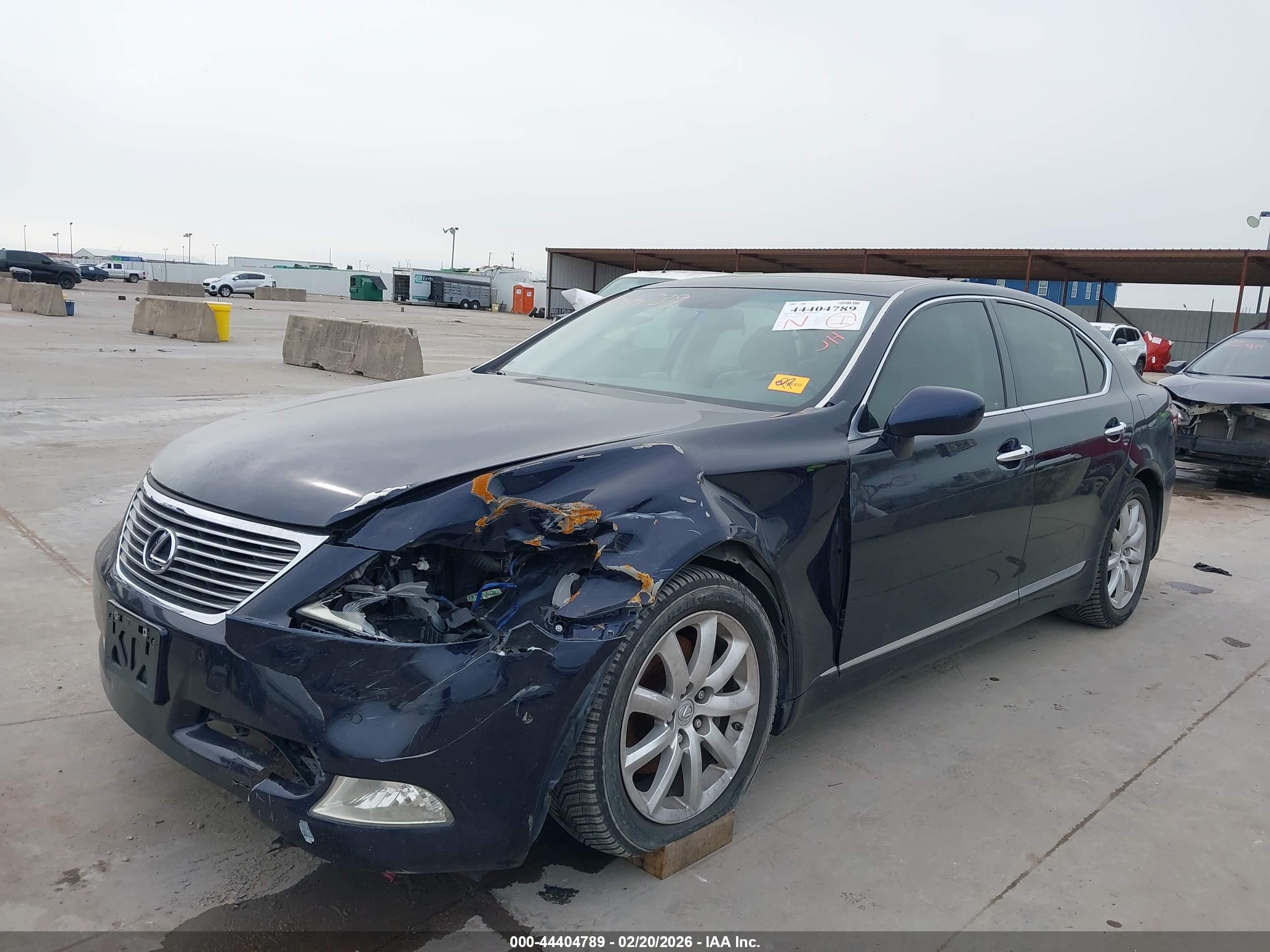 LEXUS LS image 2