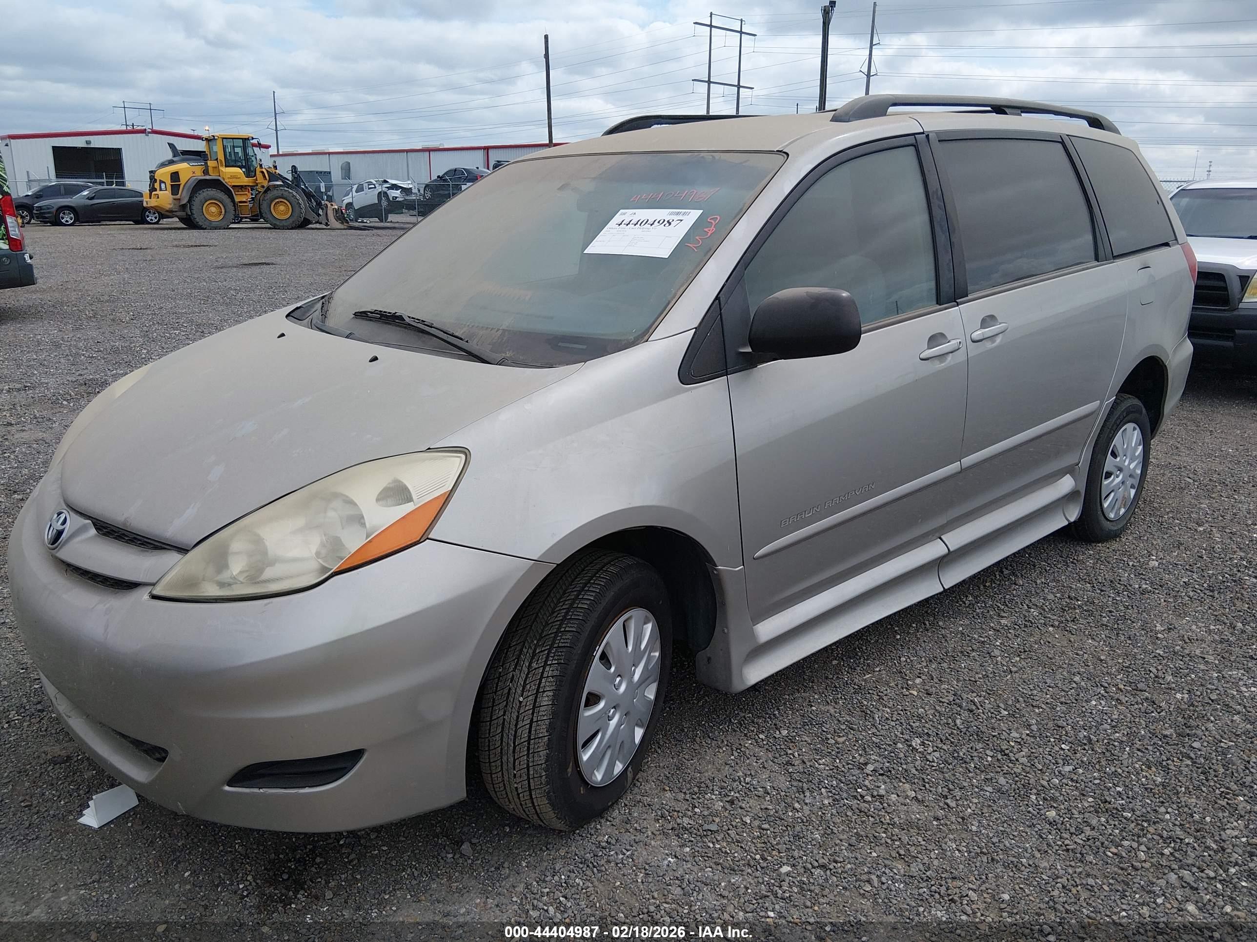 TOYOTA SIENNA image 2