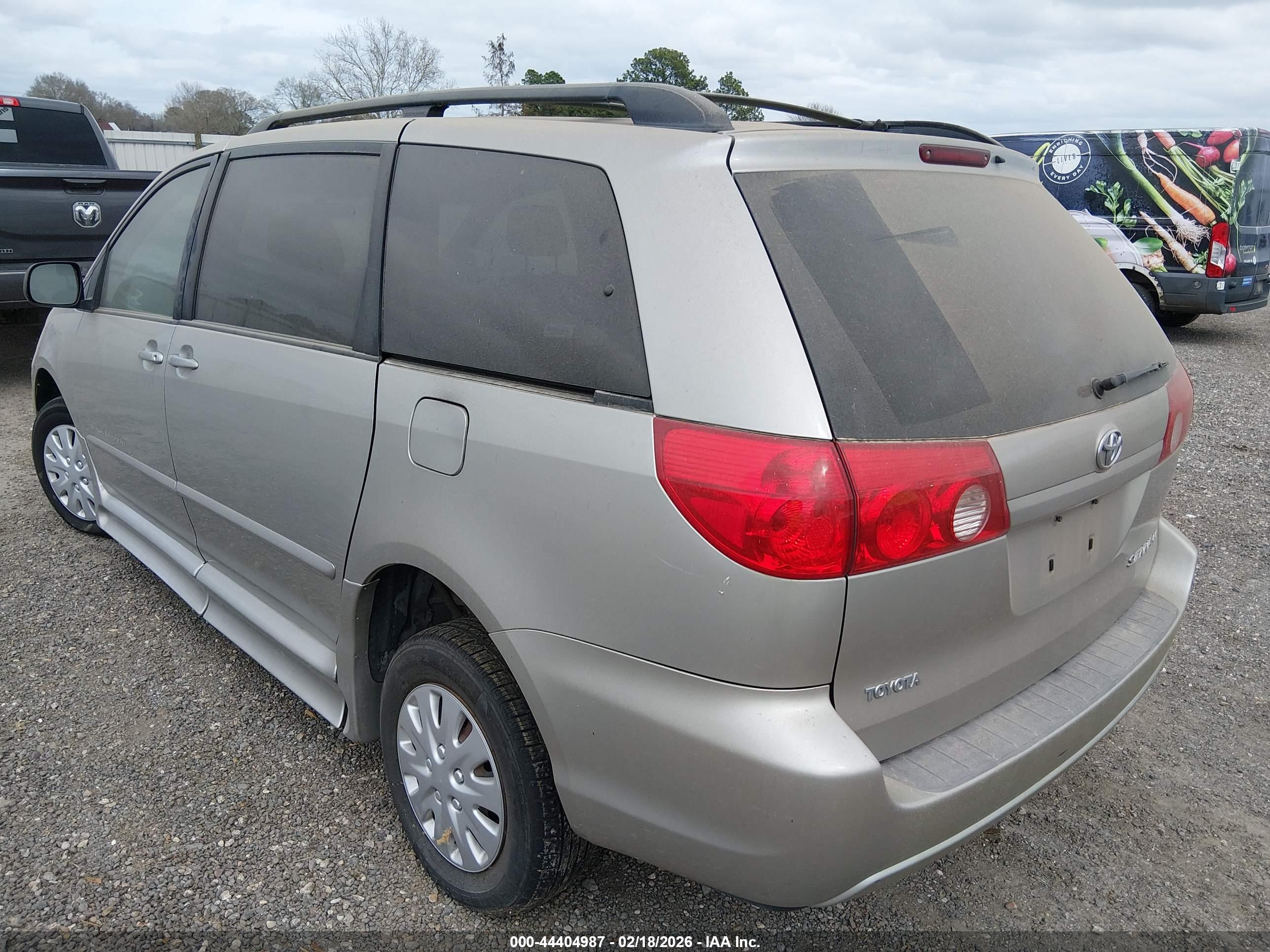 TOYOTA SIENNA image 3