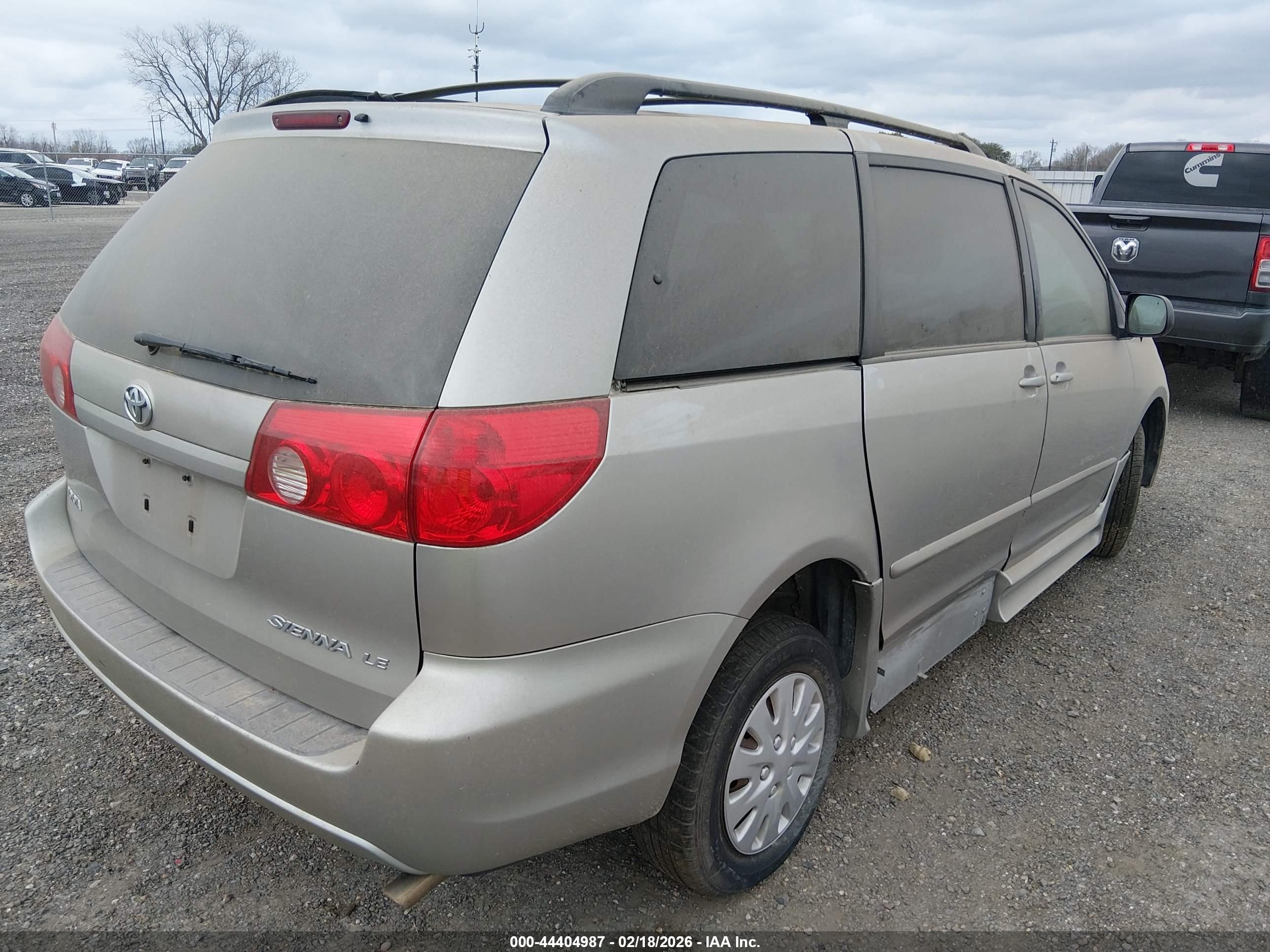 TOYOTA SIENNA image 4
