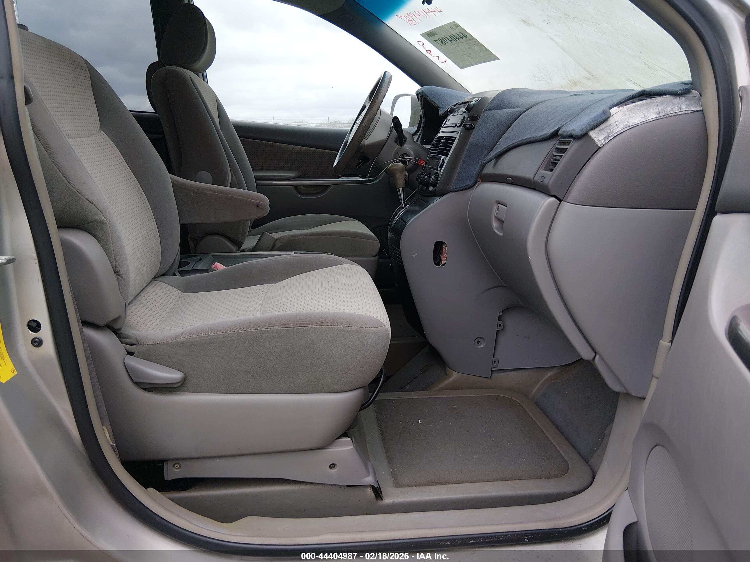 TOYOTA SIENNA image 5