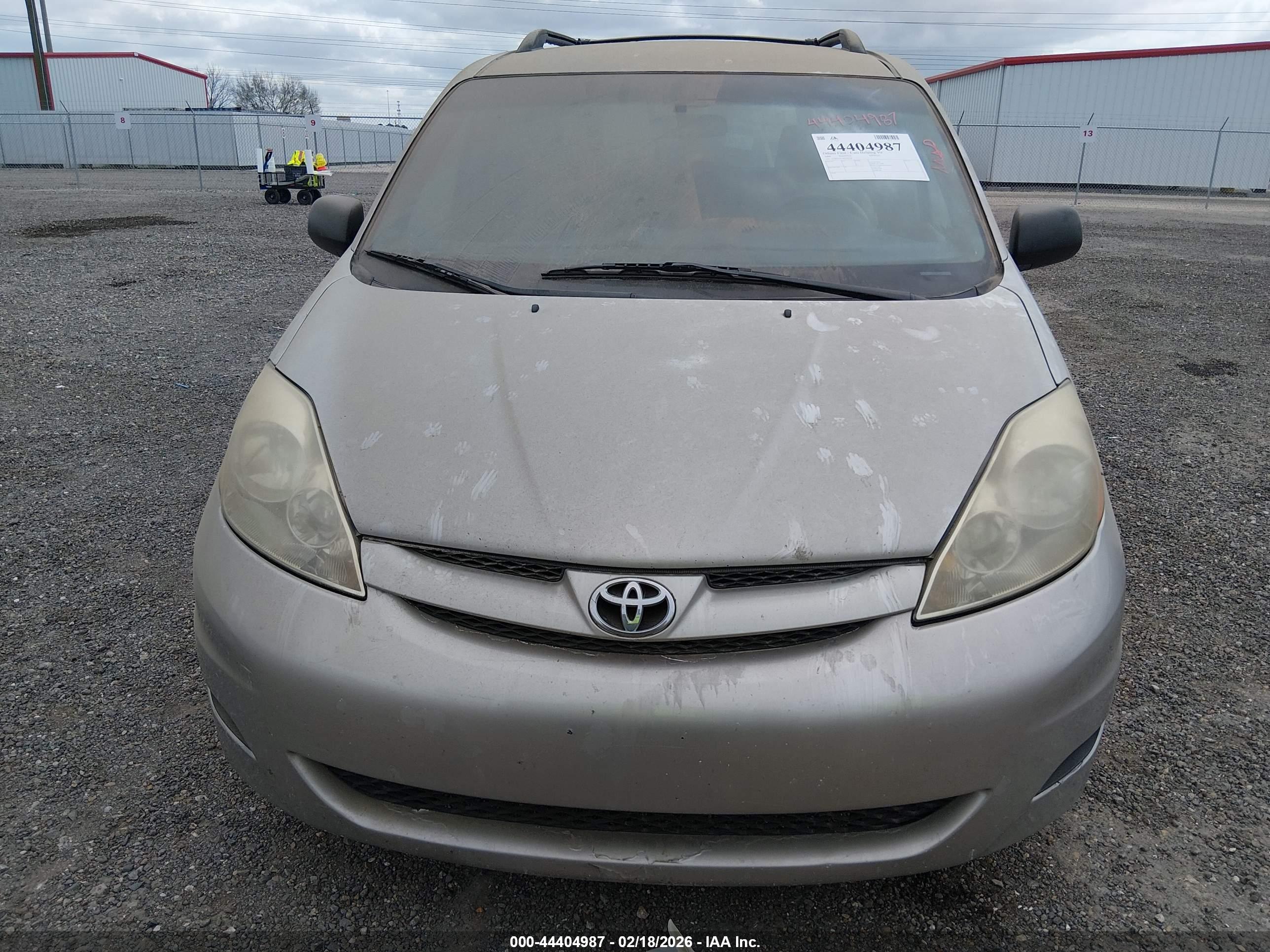 TOYOTA SIENNA image 6