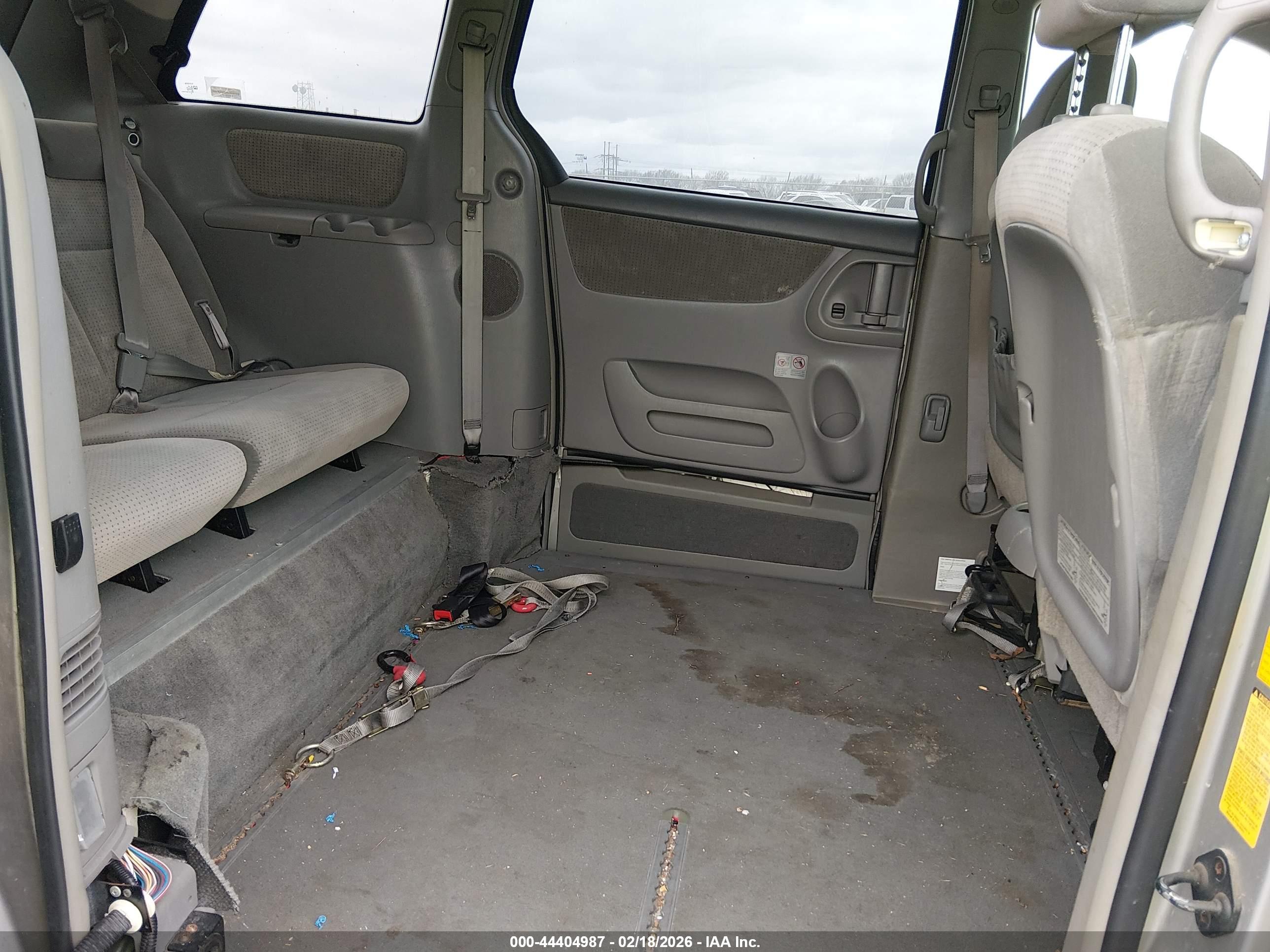 TOYOTA SIENNA image 8
