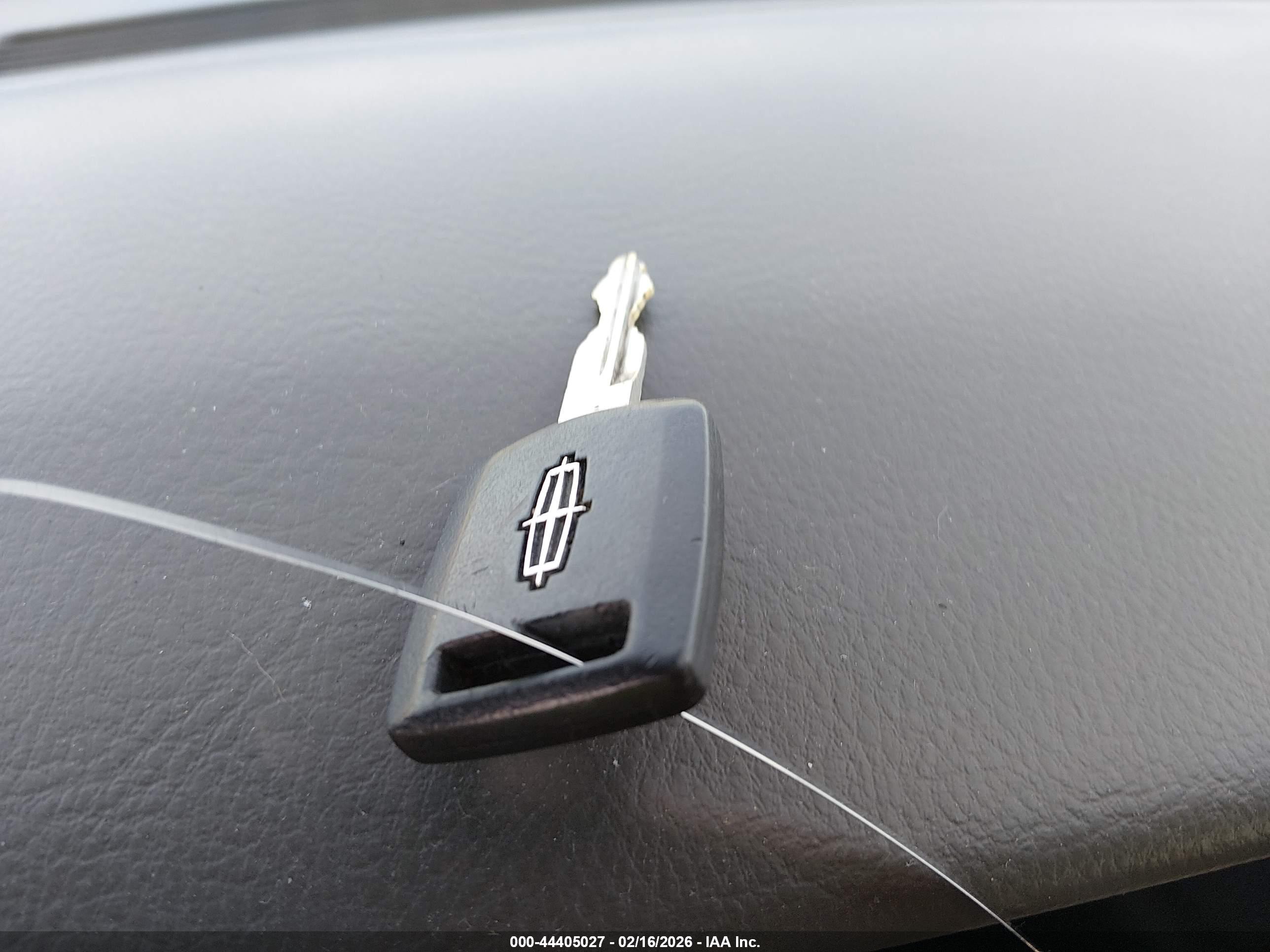 LINCOLN TOWN image 11