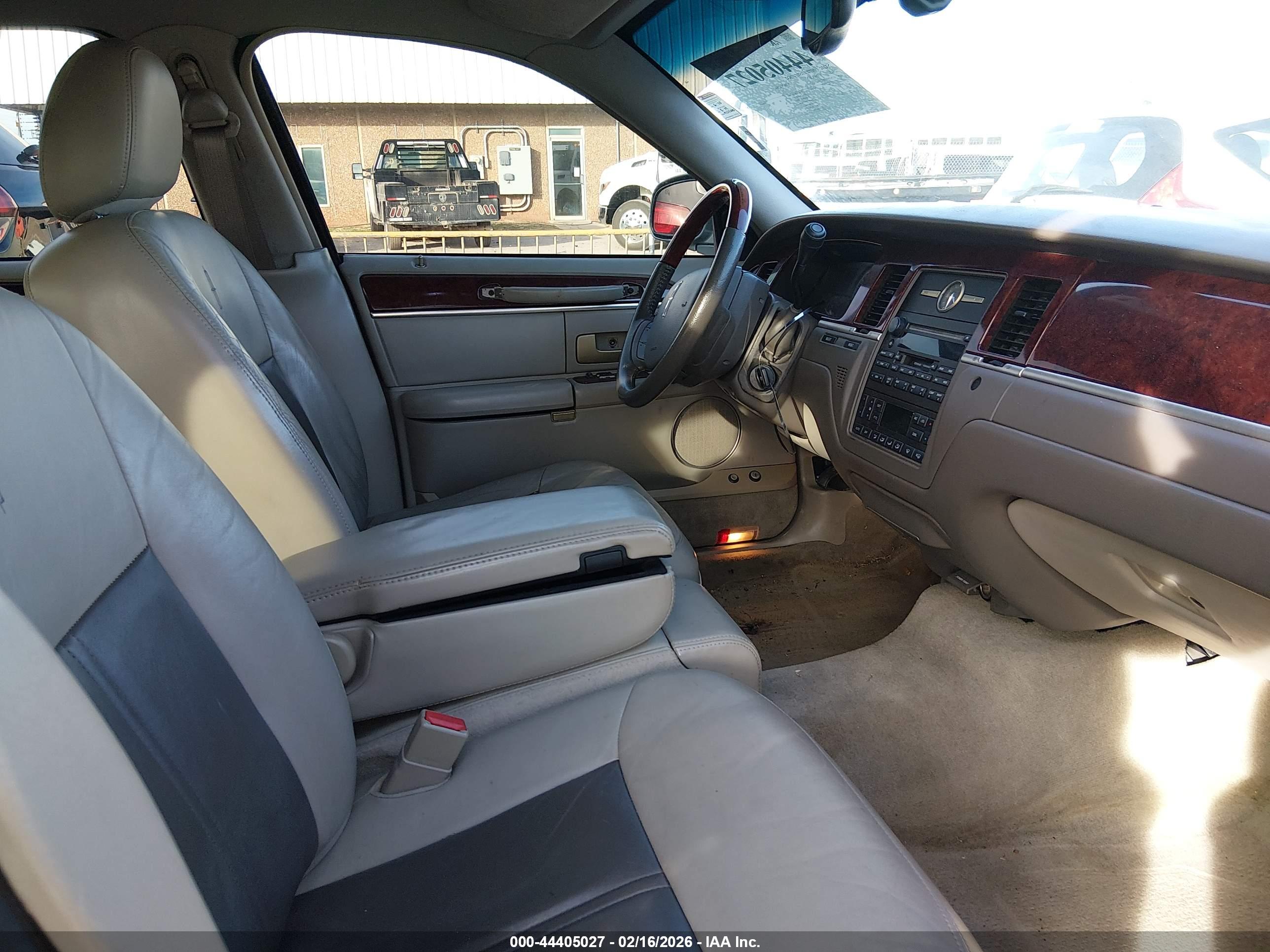 LINCOLN TOWN image 5
