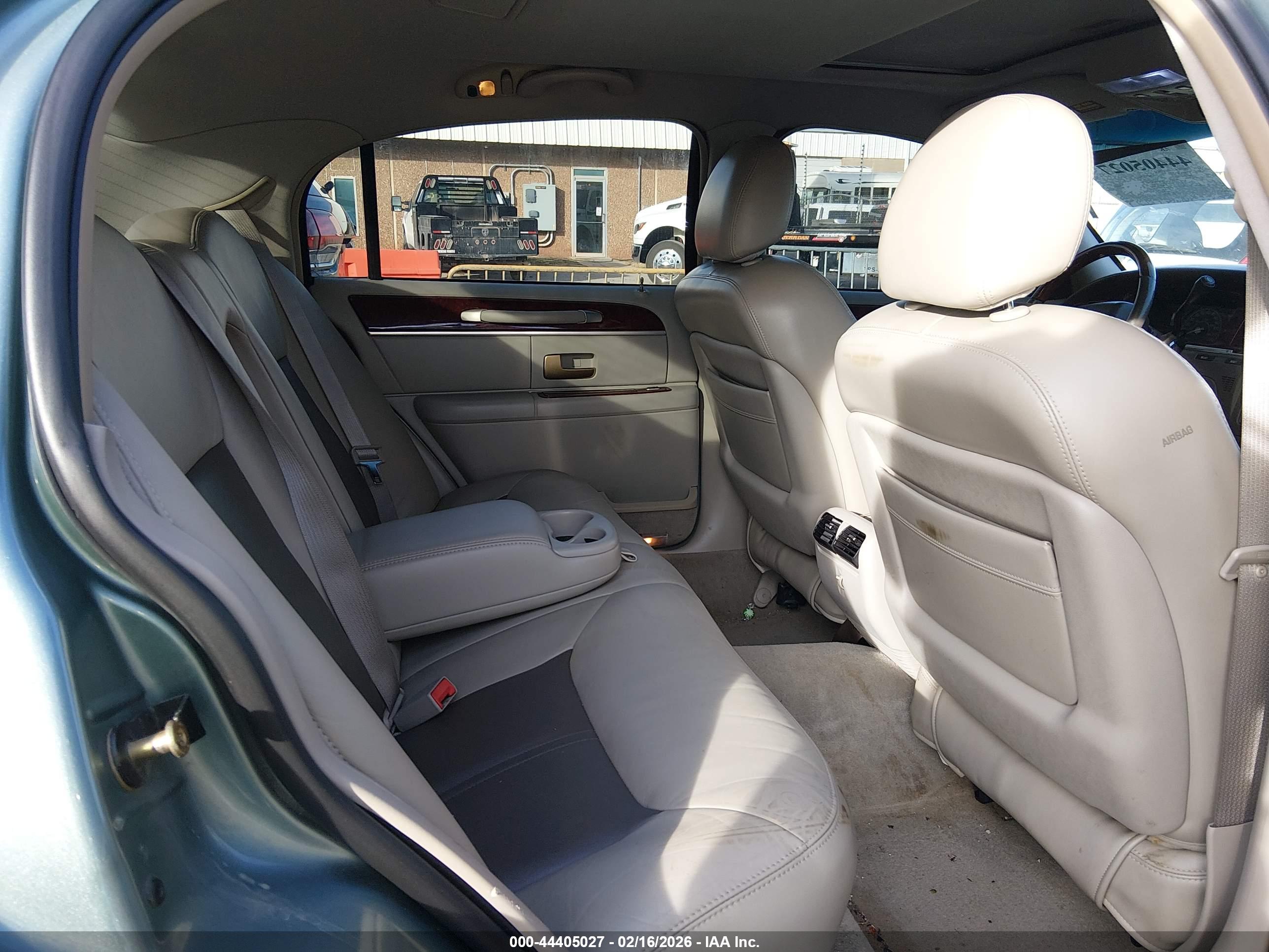 LINCOLN TOWN image 8