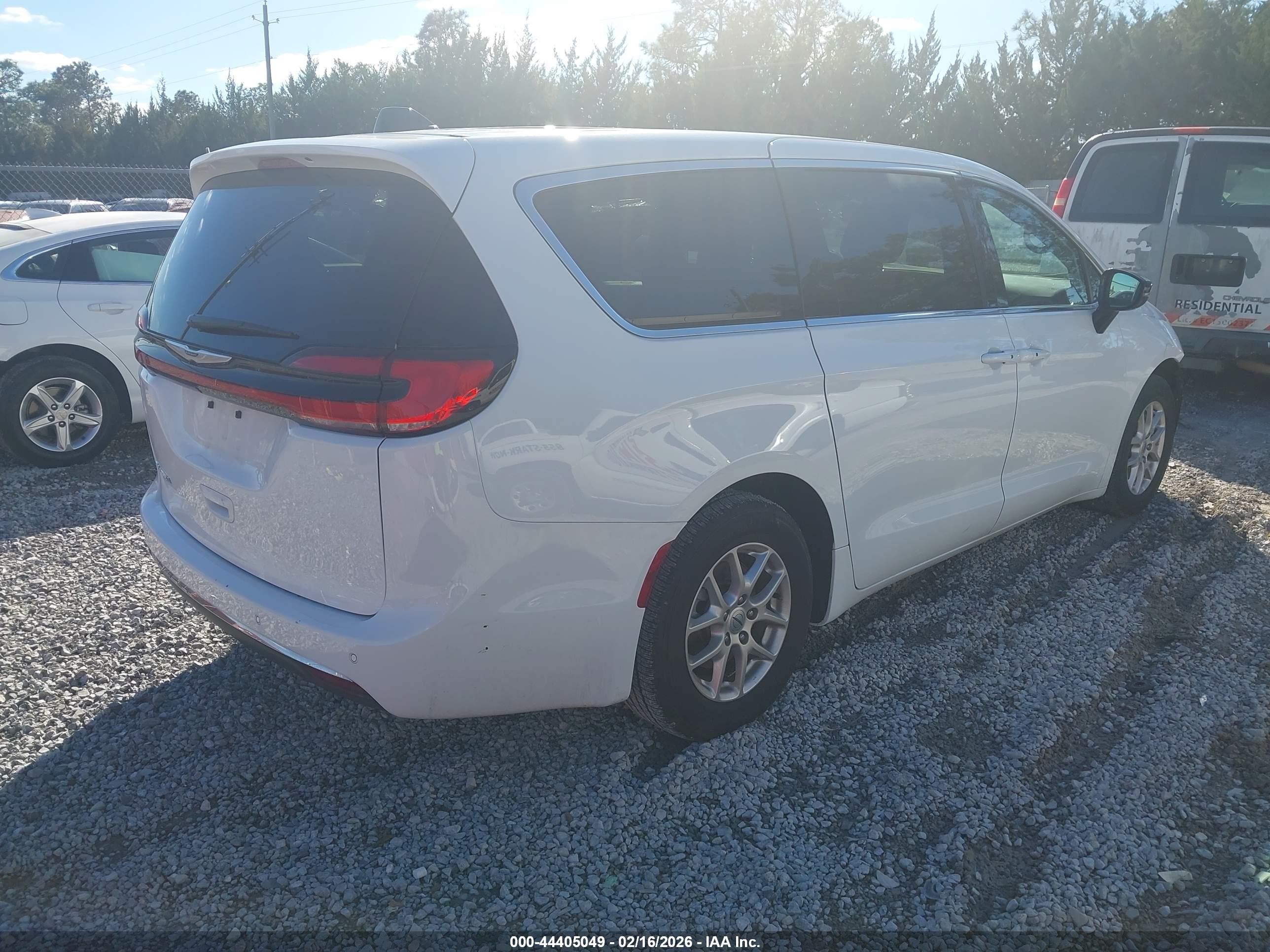 CHRYSLER PACIFICA image 4