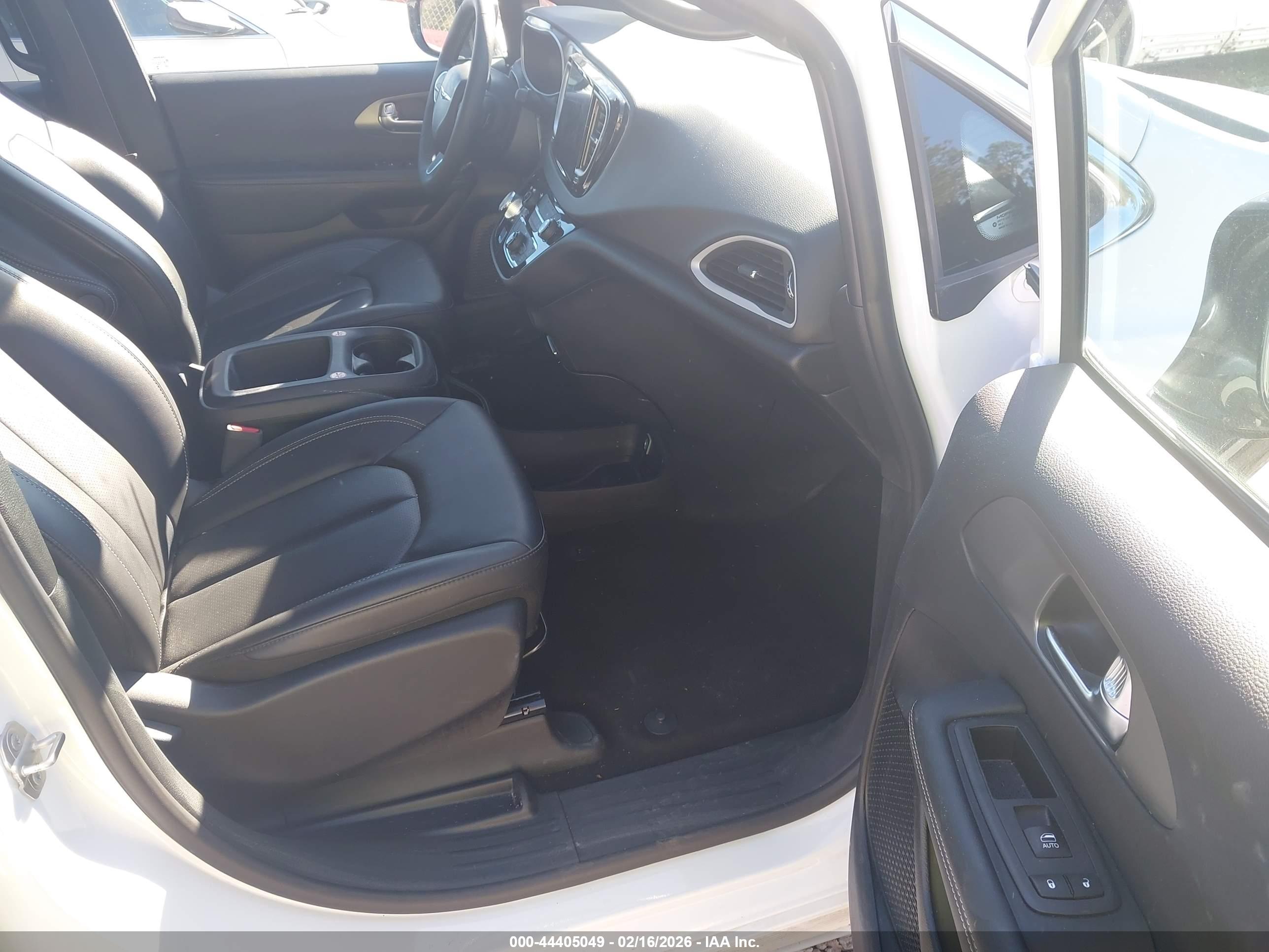 CHRYSLER PACIFICA image 5
