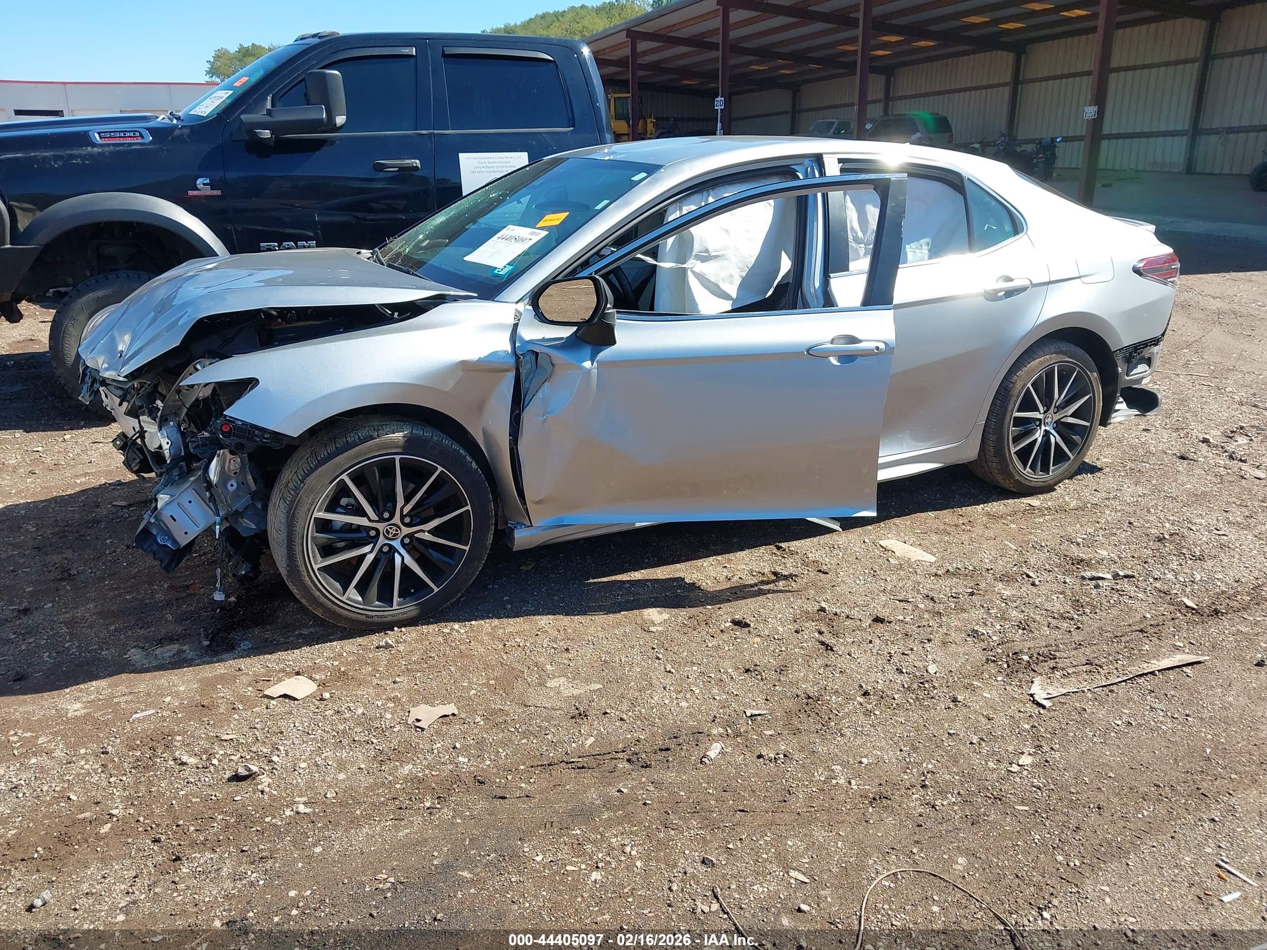 TOYOTA CAMRY image 2