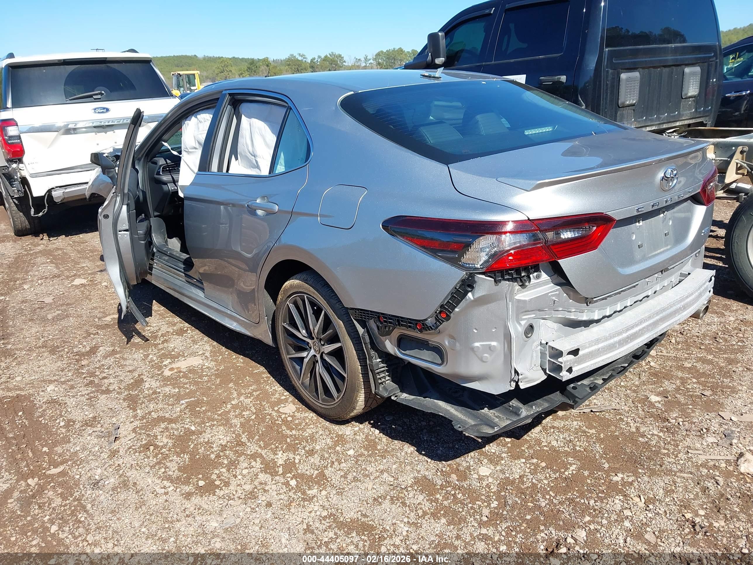 TOYOTA CAMRY image 3