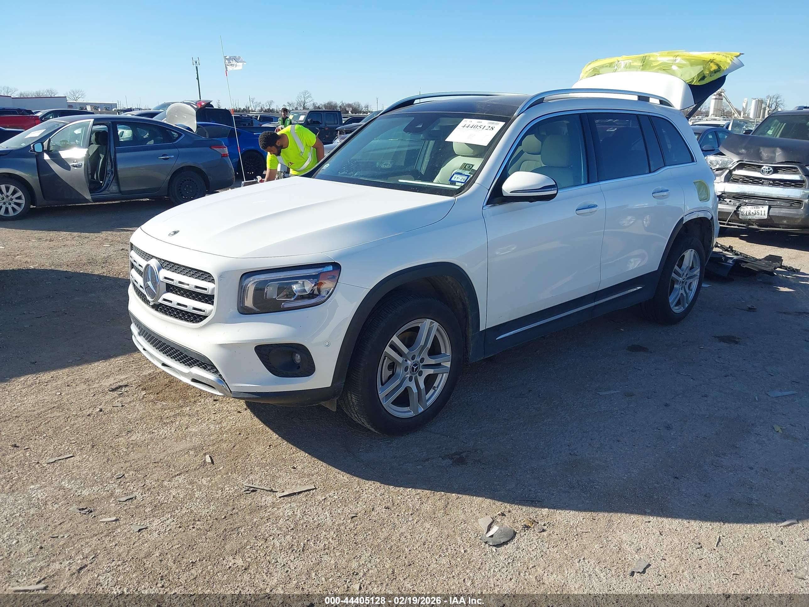 MERCEDES-BENZ GLB image 2