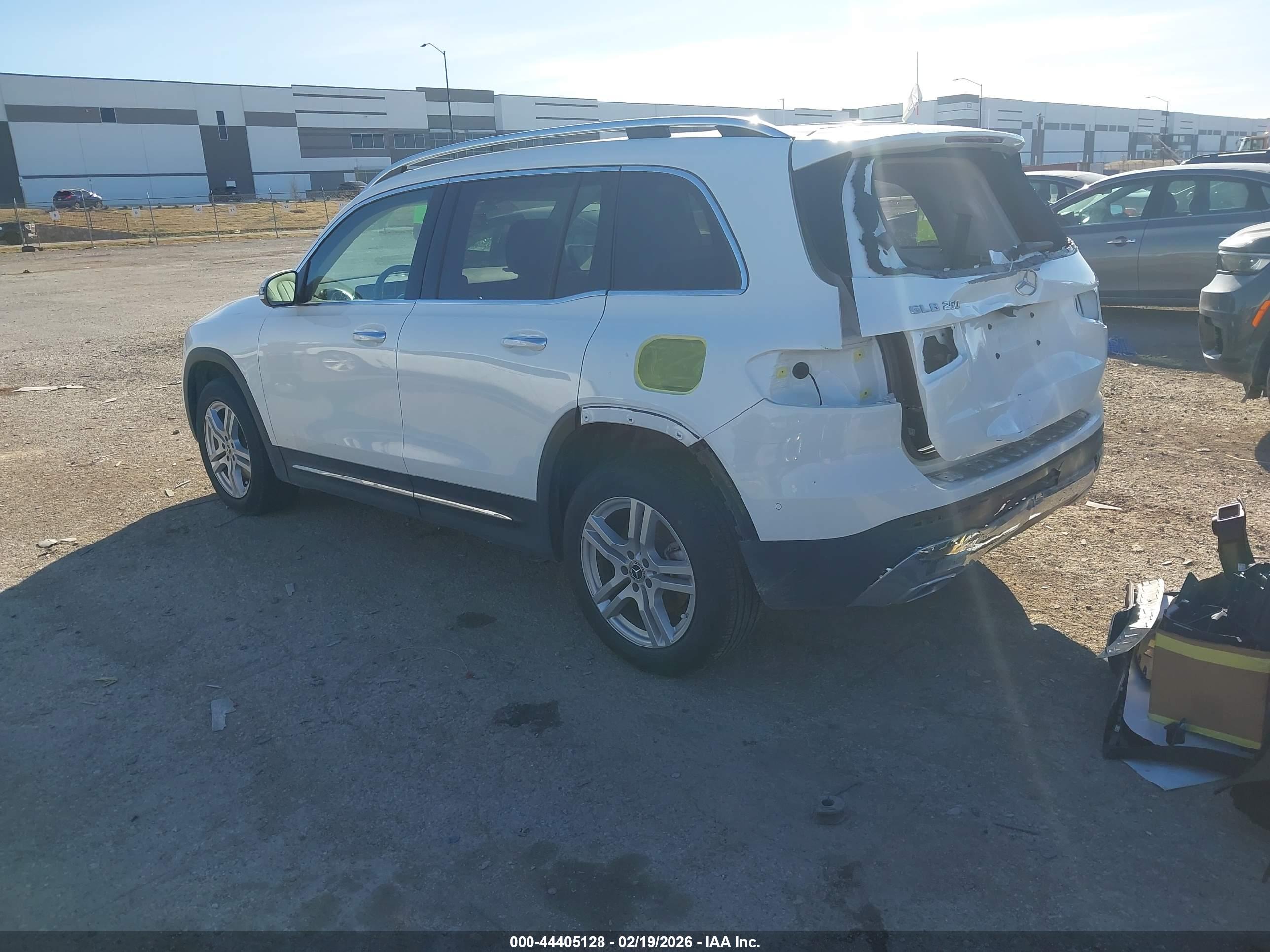 MERCEDES-BENZ GLB image 3