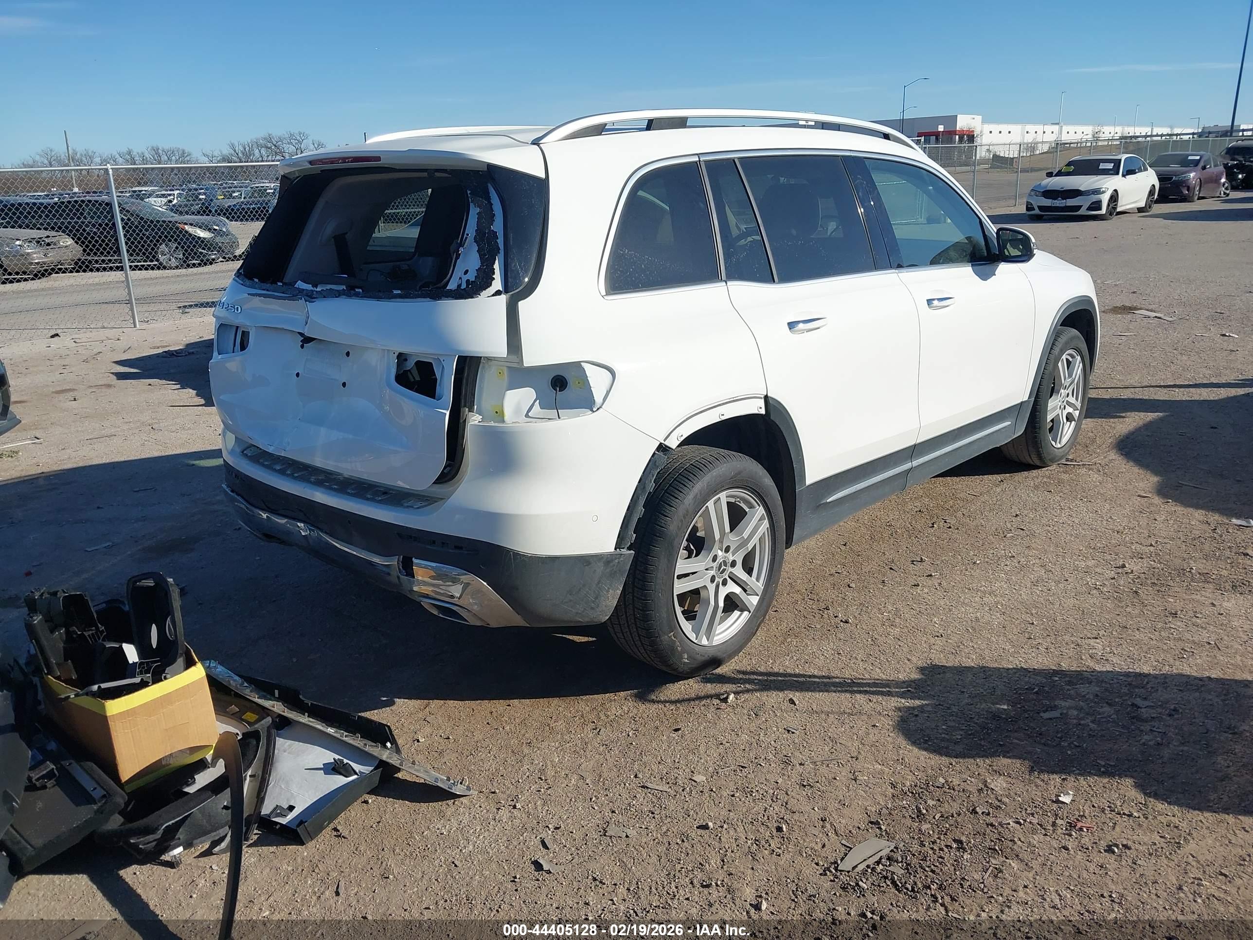 MERCEDES-BENZ GLB image 4