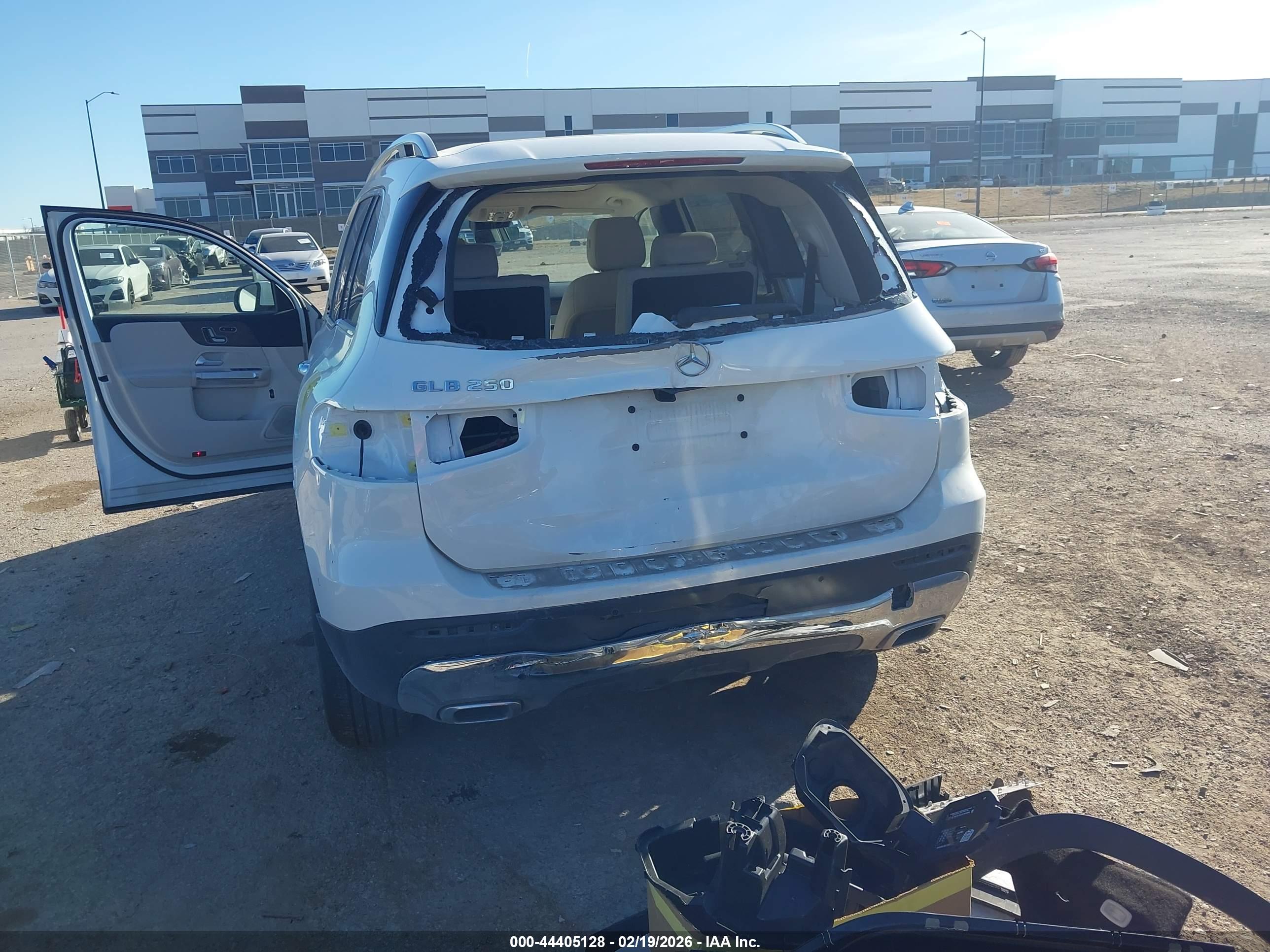 MERCEDES-BENZ GLB image 6