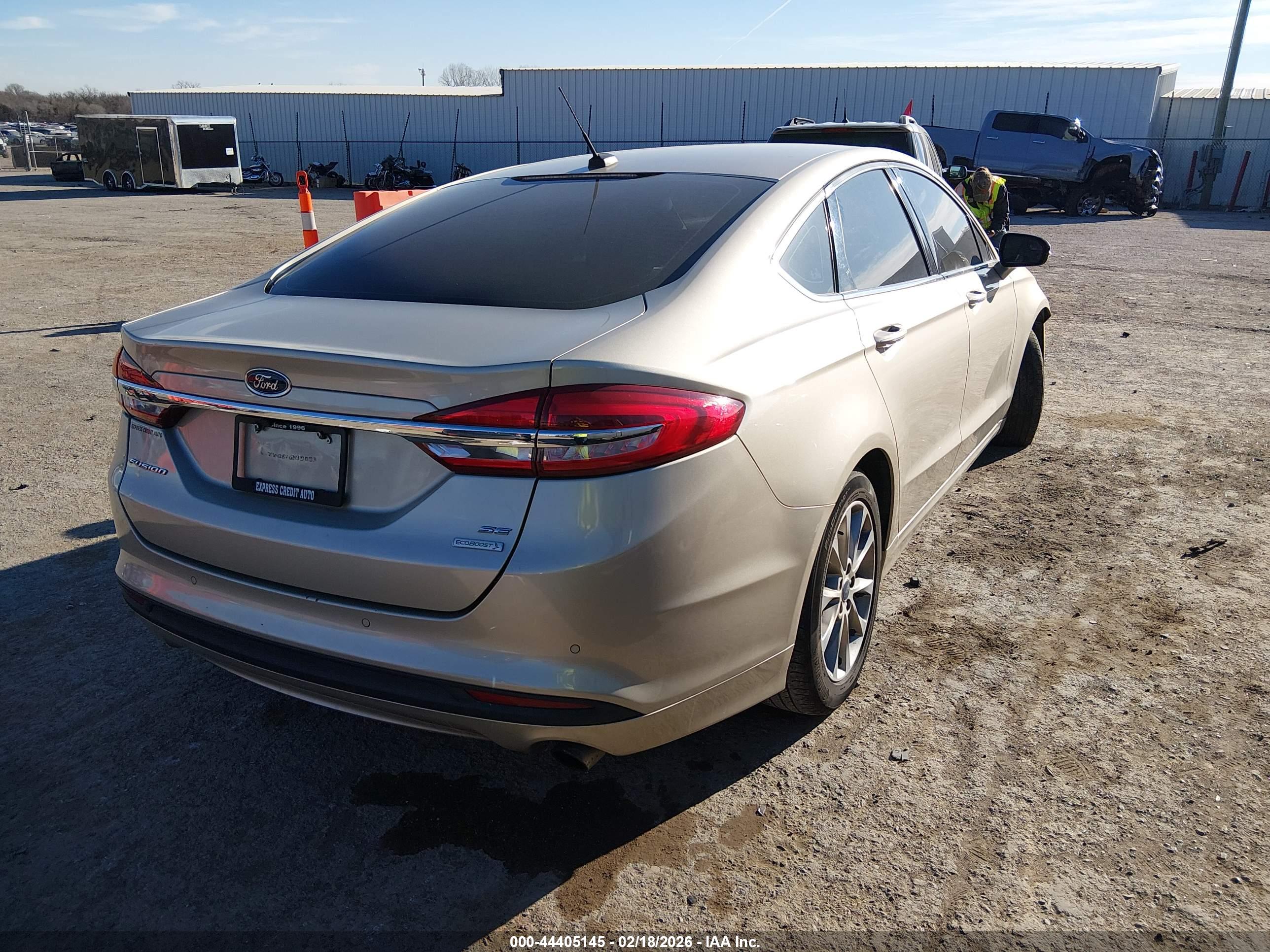 FORD FUSION image 4