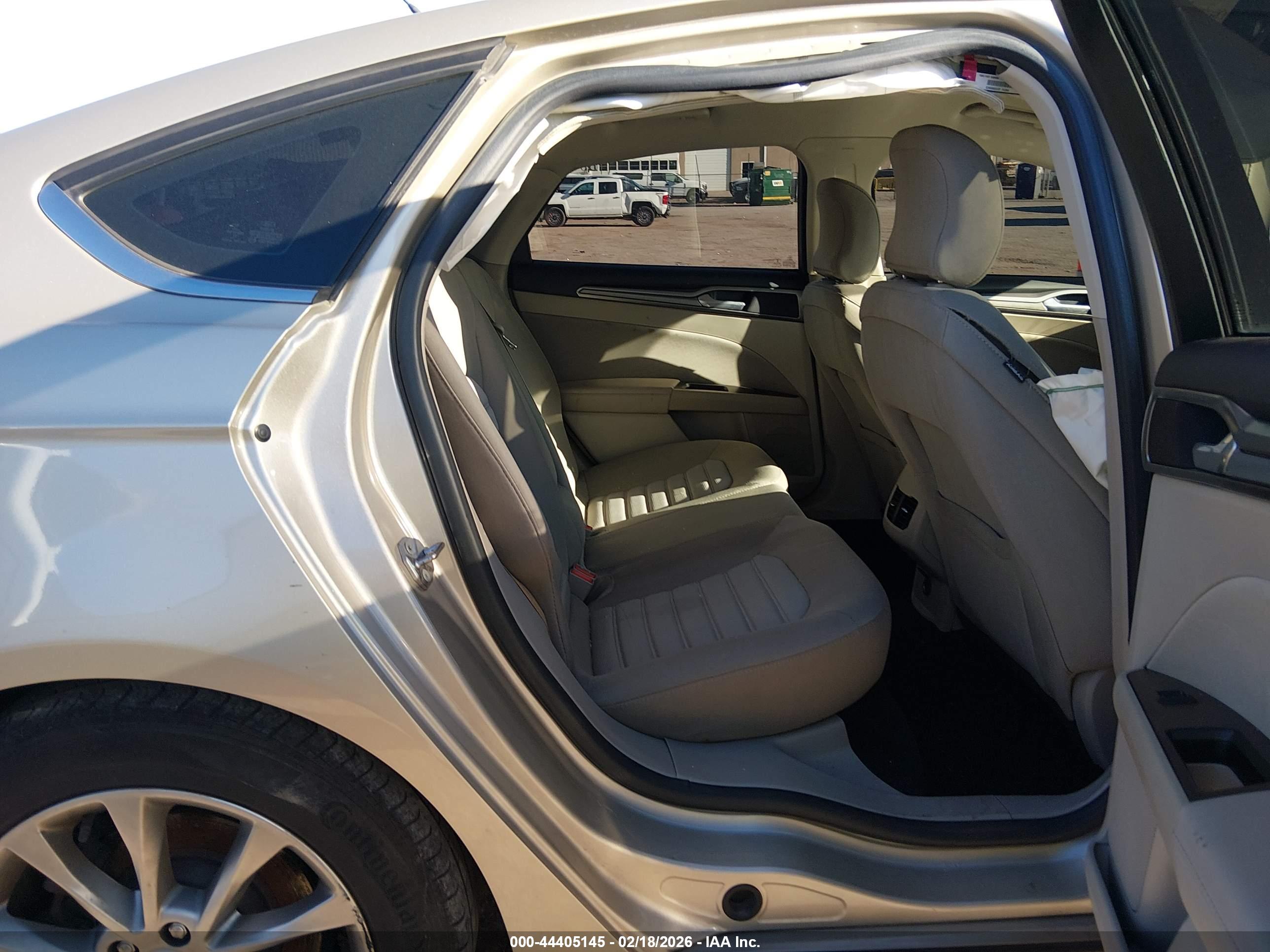 FORD FUSION image 8