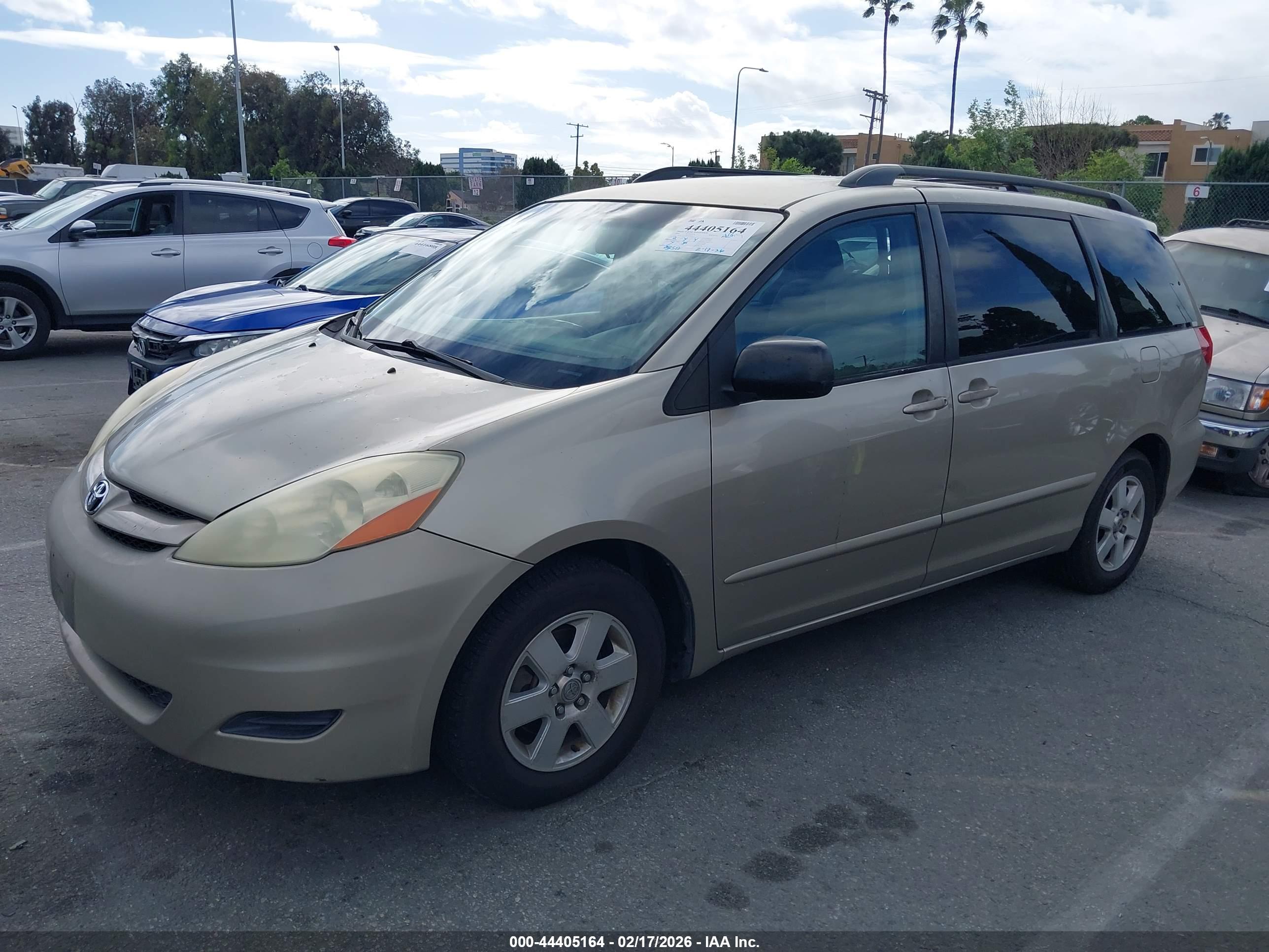 TOYOTA SIENNA image 2