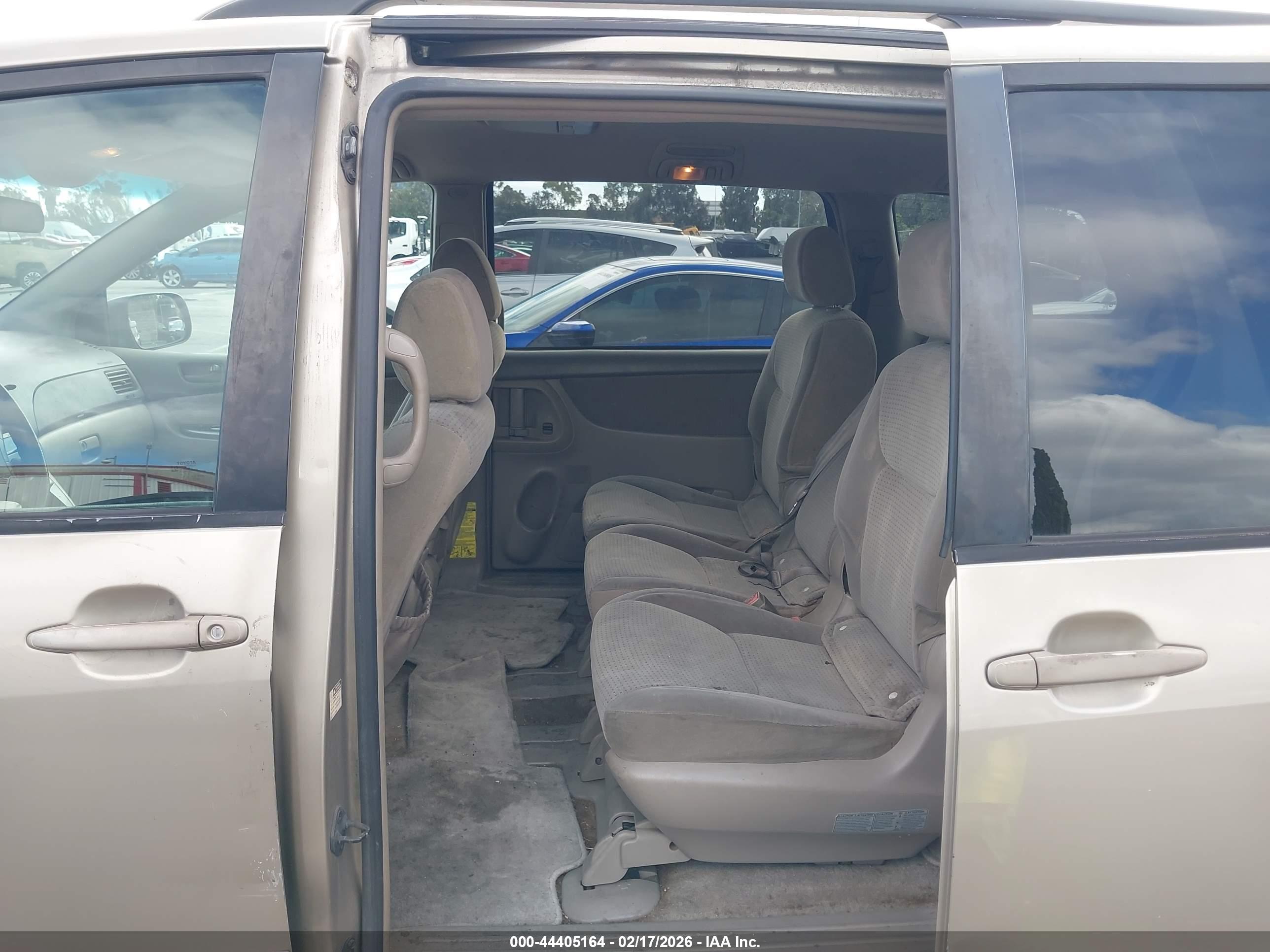 TOYOTA SIENNA image 8