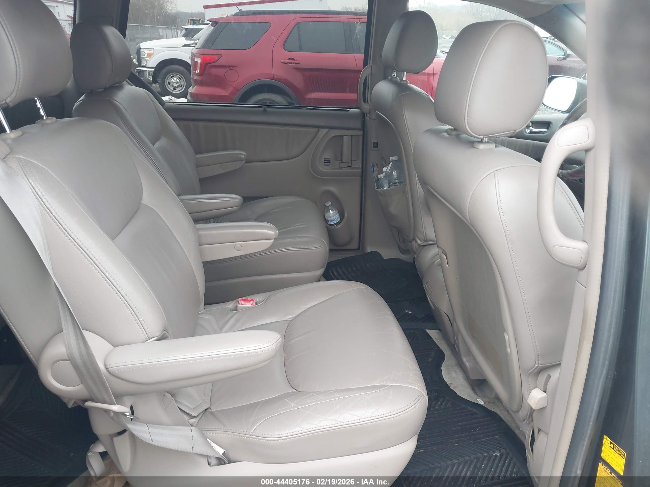 TOYOTA SIENNA image 8