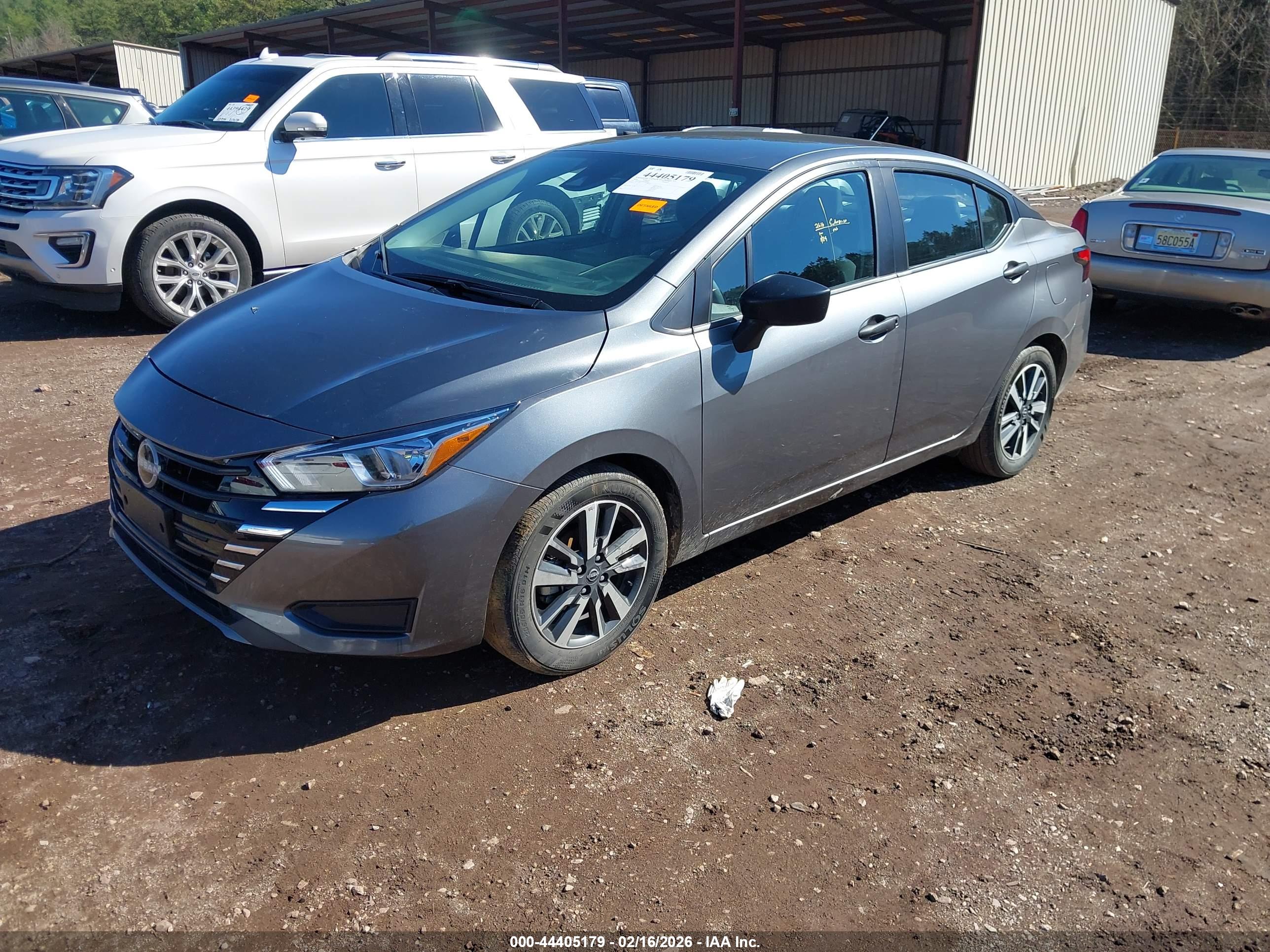 NISSAN VERSA image 2