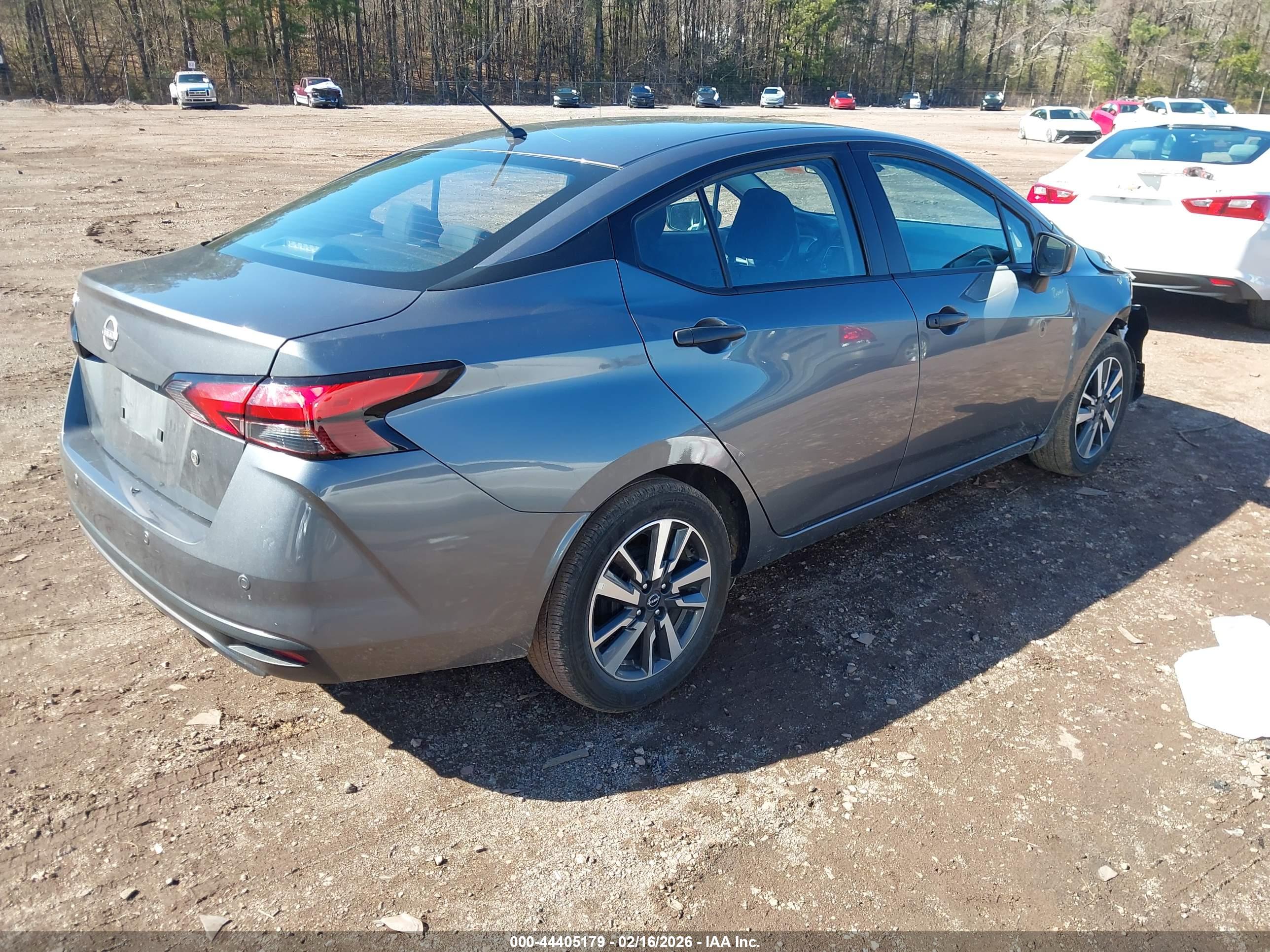 NISSAN VERSA image 4