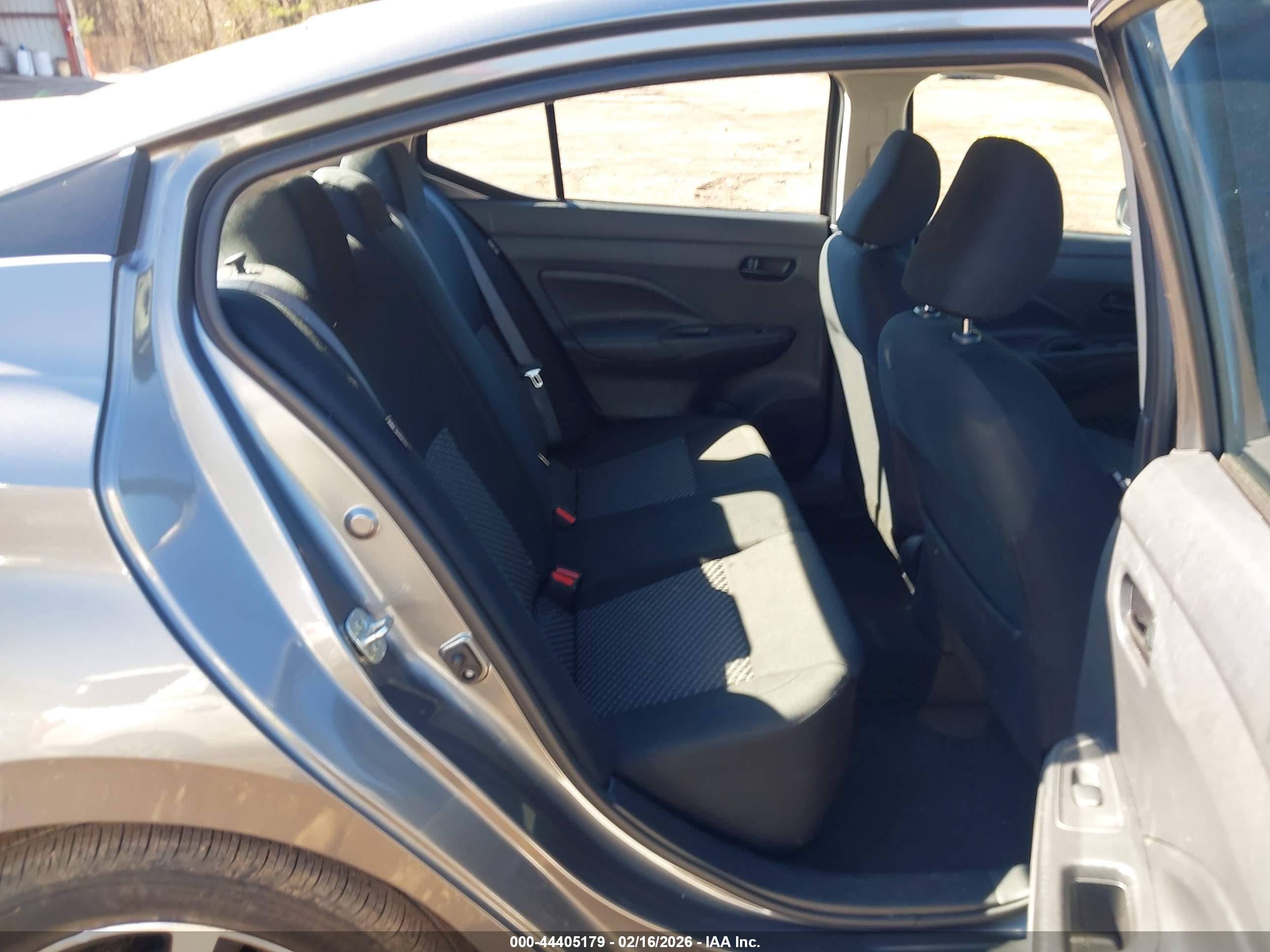 NISSAN VERSA image 8