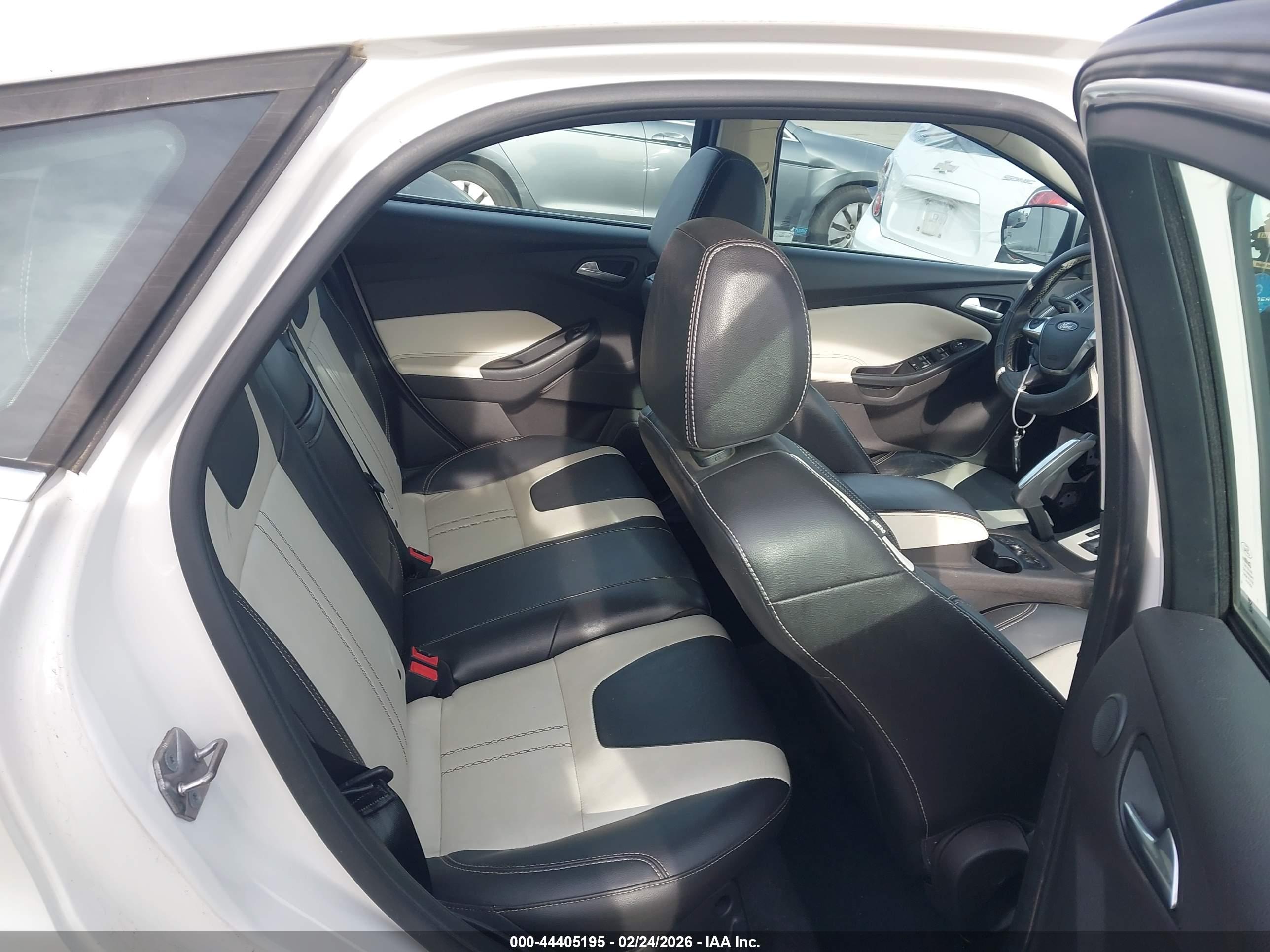 FORD FOCUS image 8