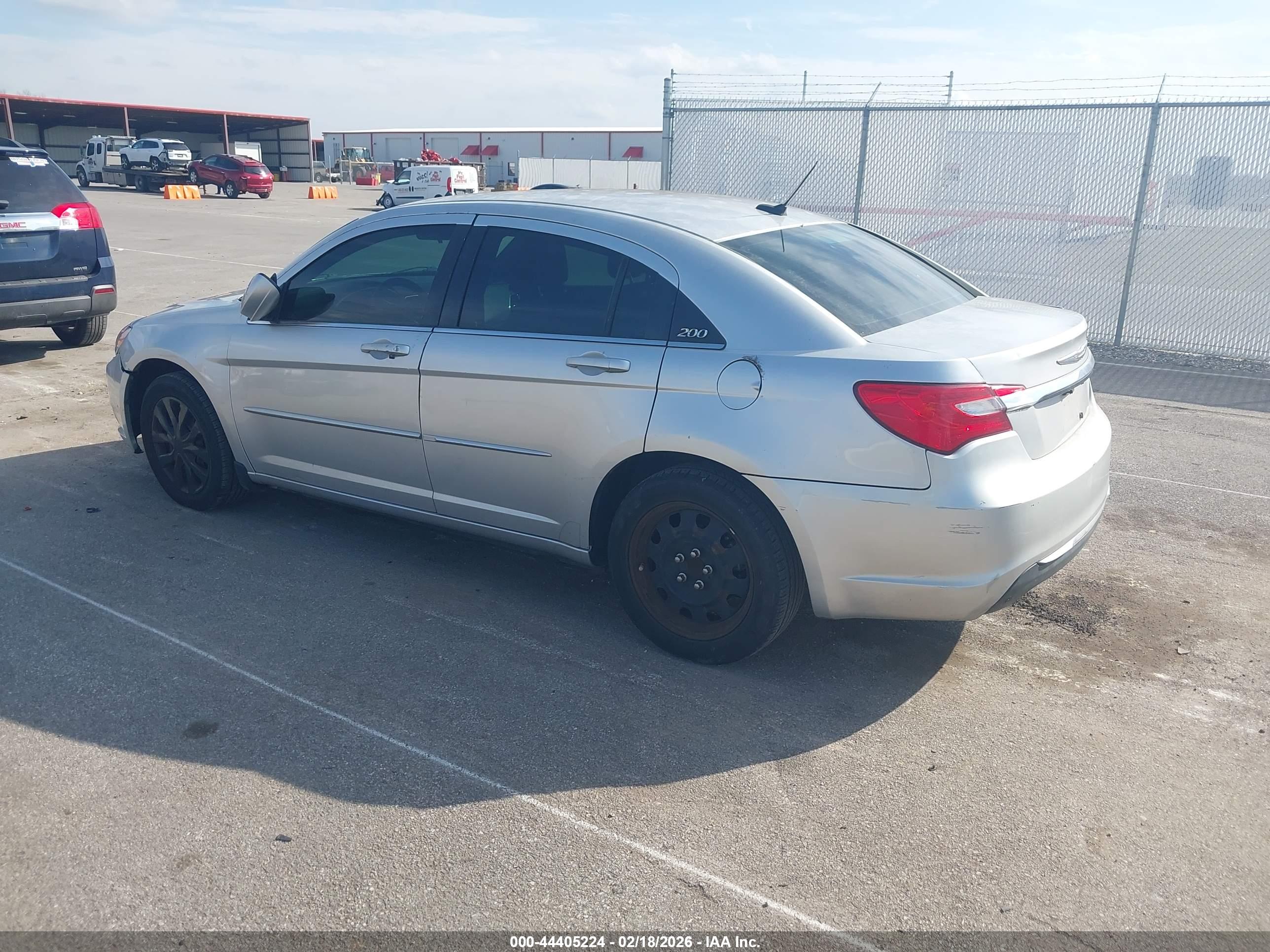 CHRYSLER 200 image 3