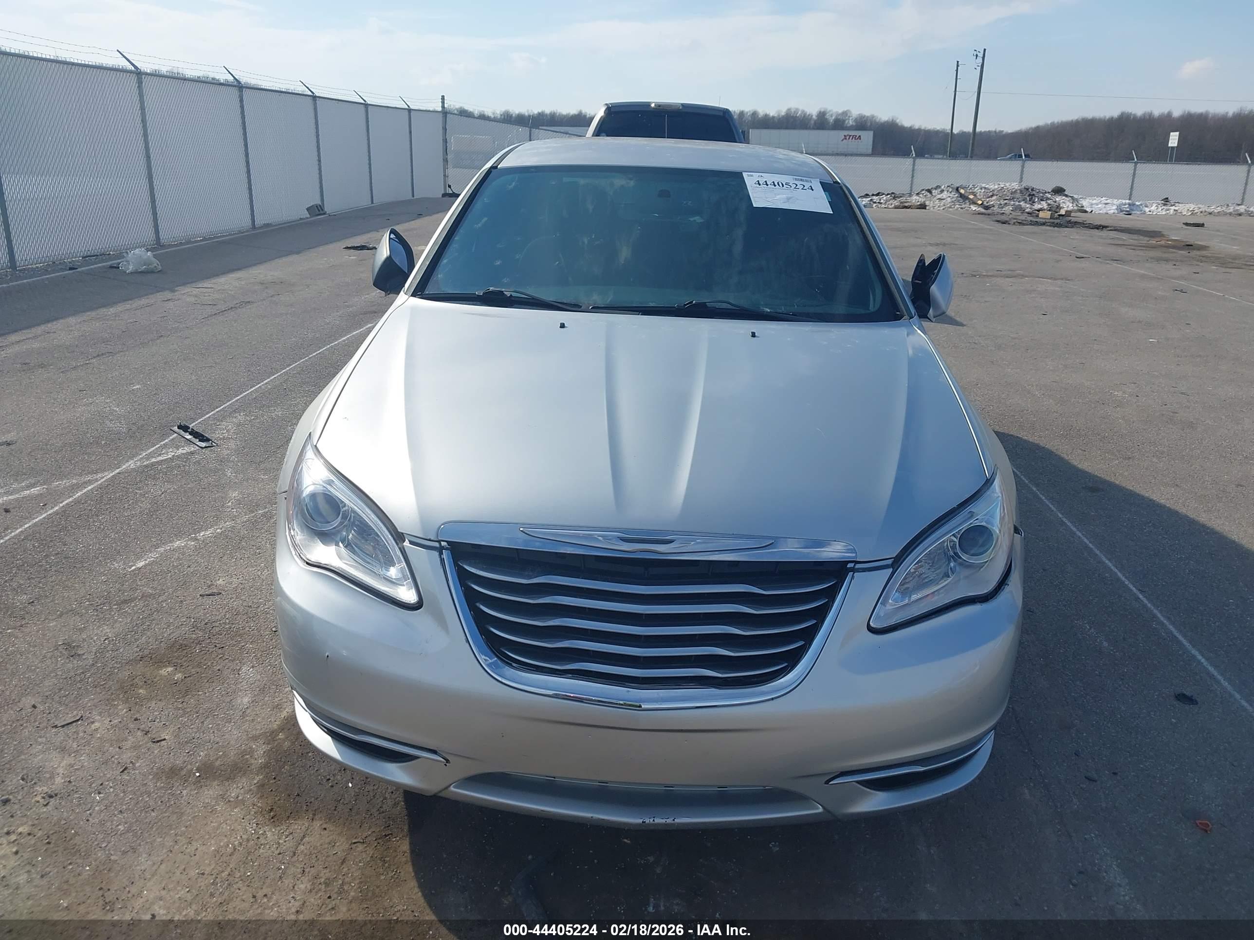 CHRYSLER 200 image 6