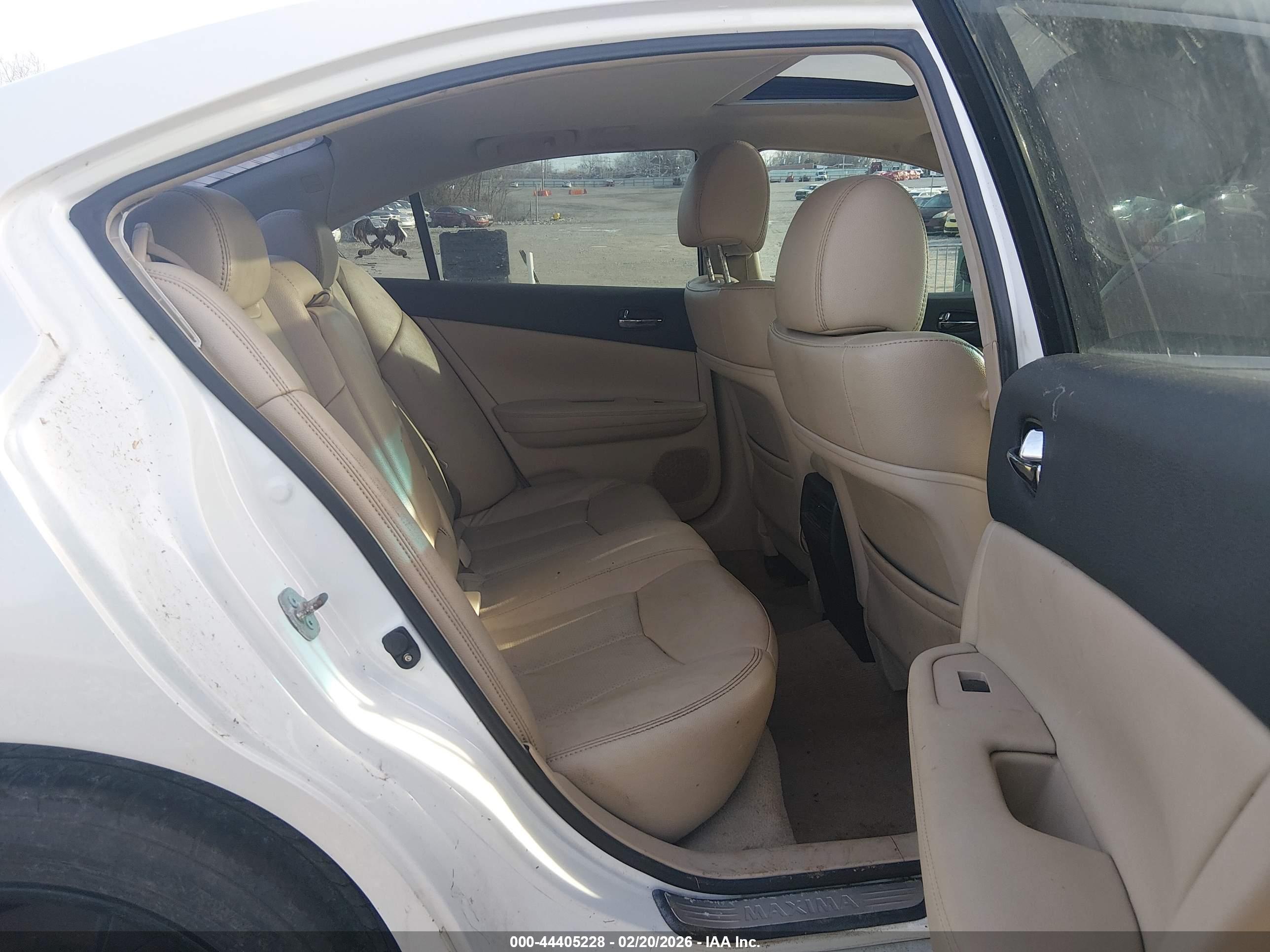 NISSAN MAXIMA image 8