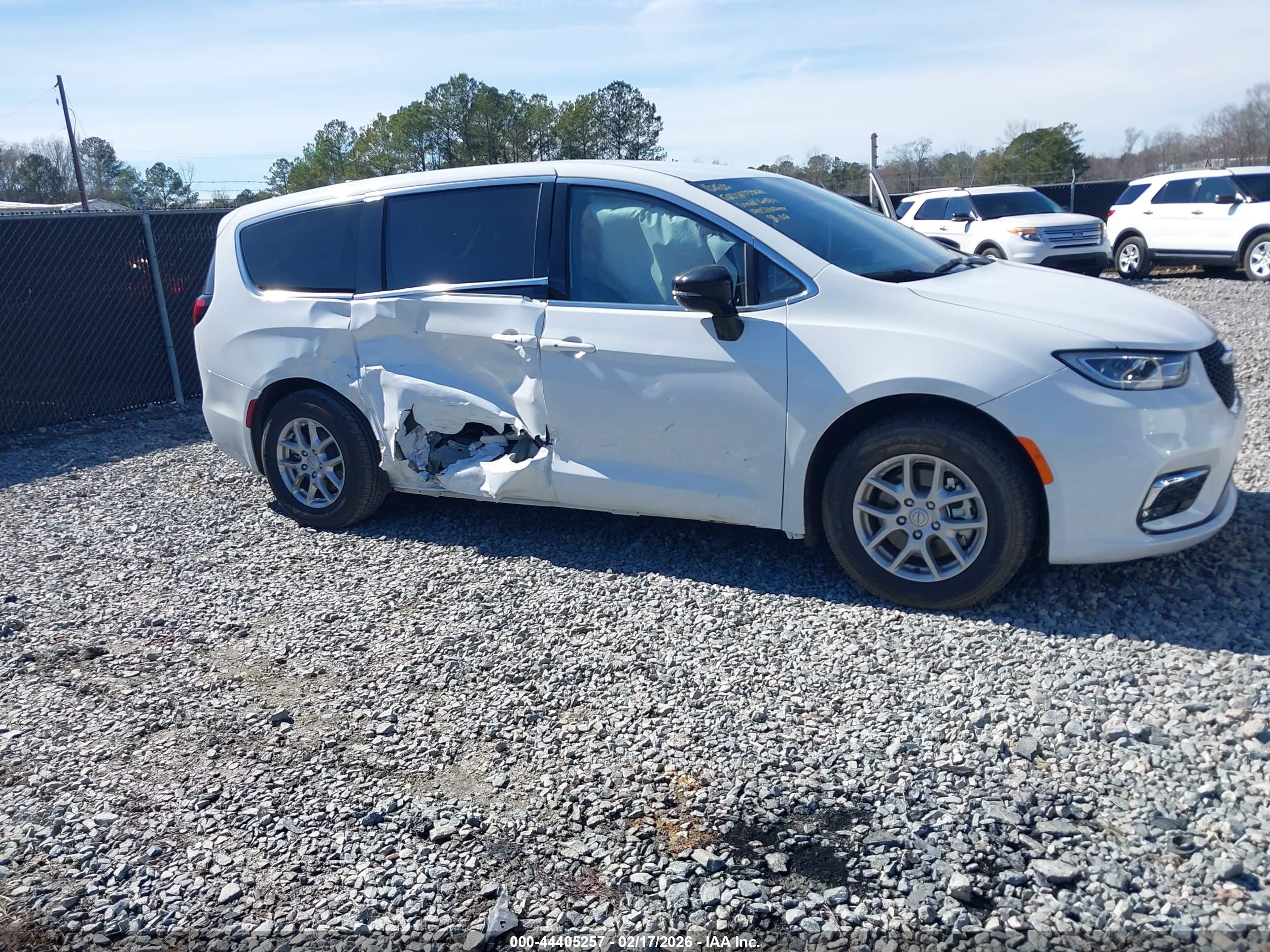 CHRYSLER PACIFICA image 6
