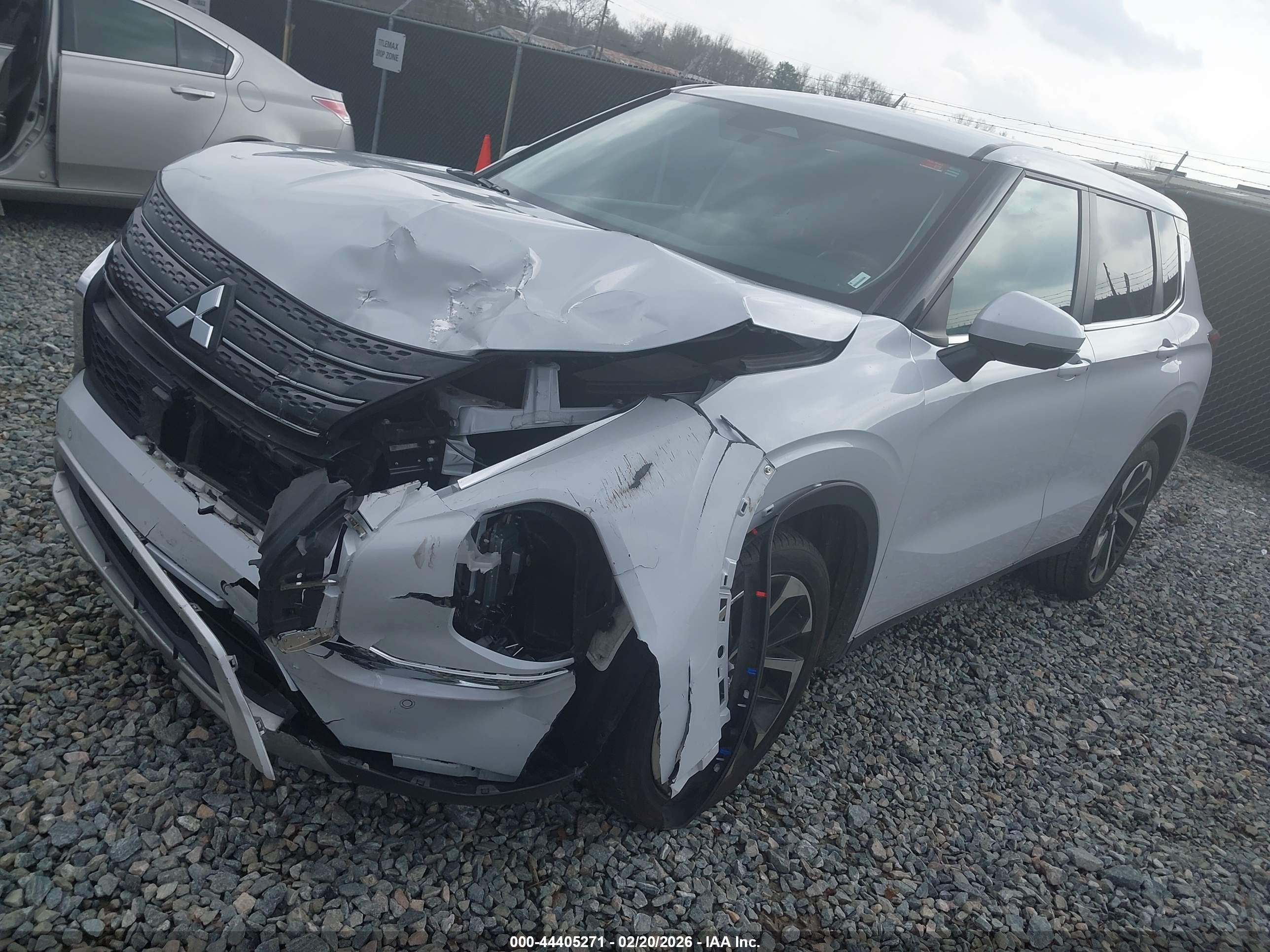 MITSUBISHI OUTLANDER image 2