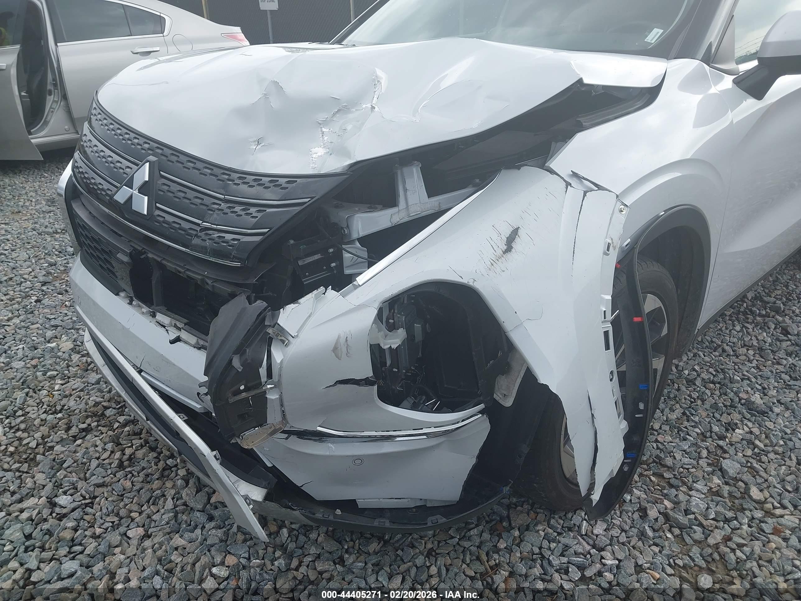 MITSUBISHI OUTLANDER image 6