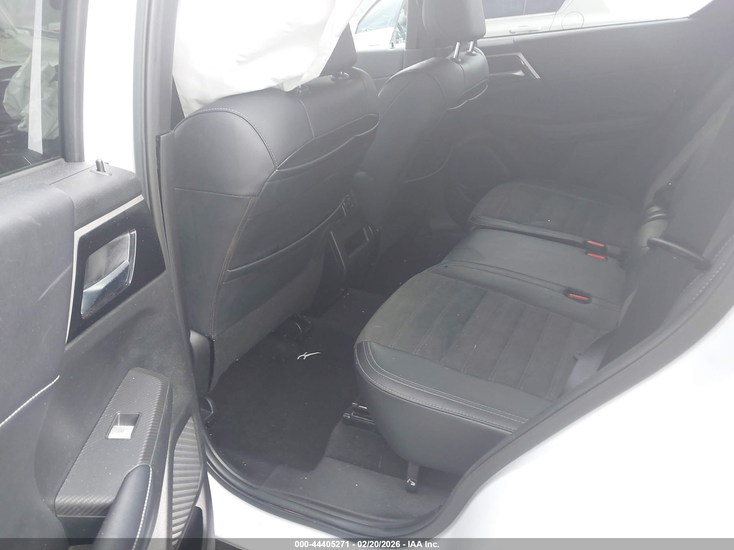 MITSUBISHI OUTLANDER image 8