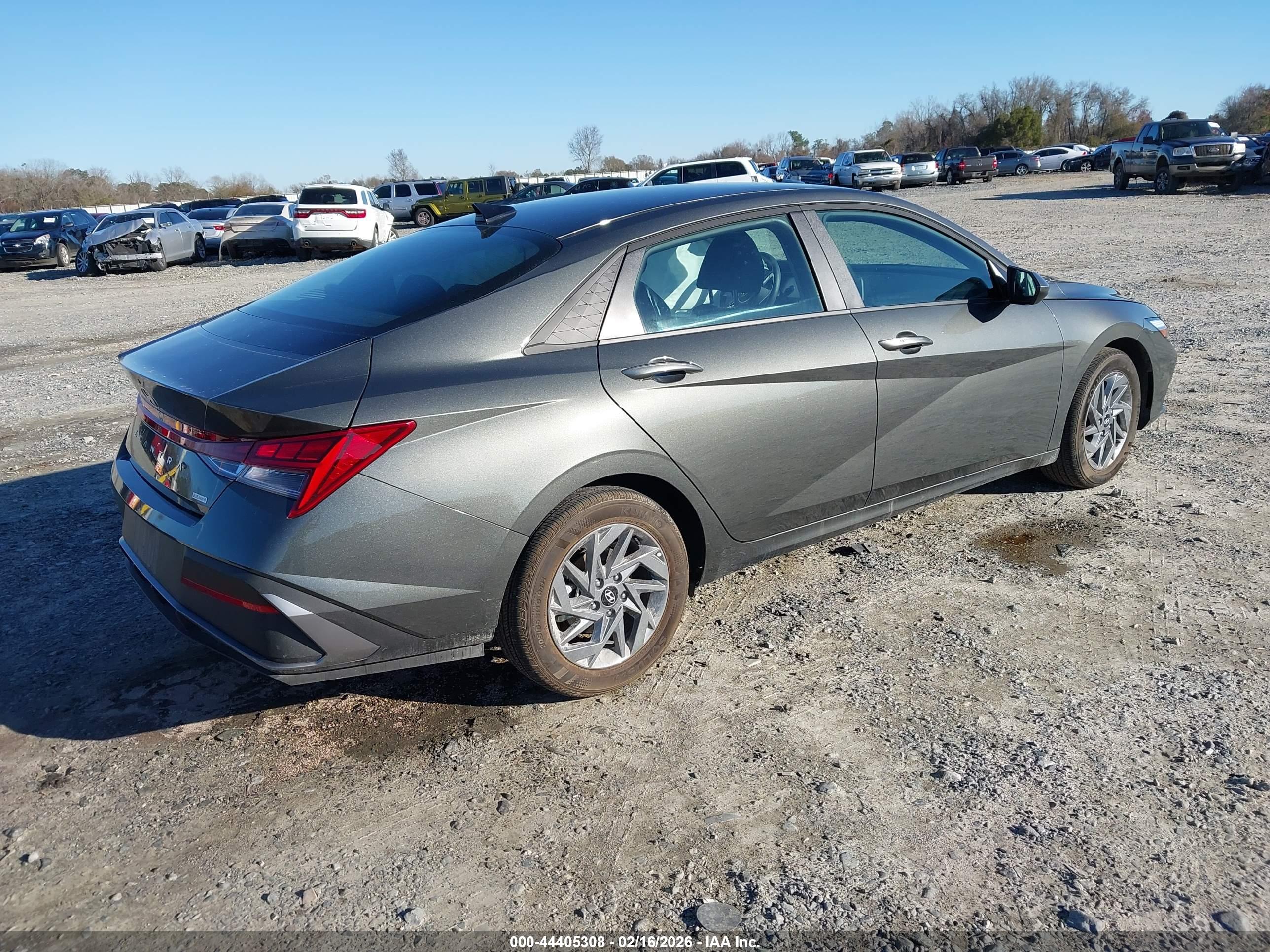 HYUNDAI ELANTRA image 4