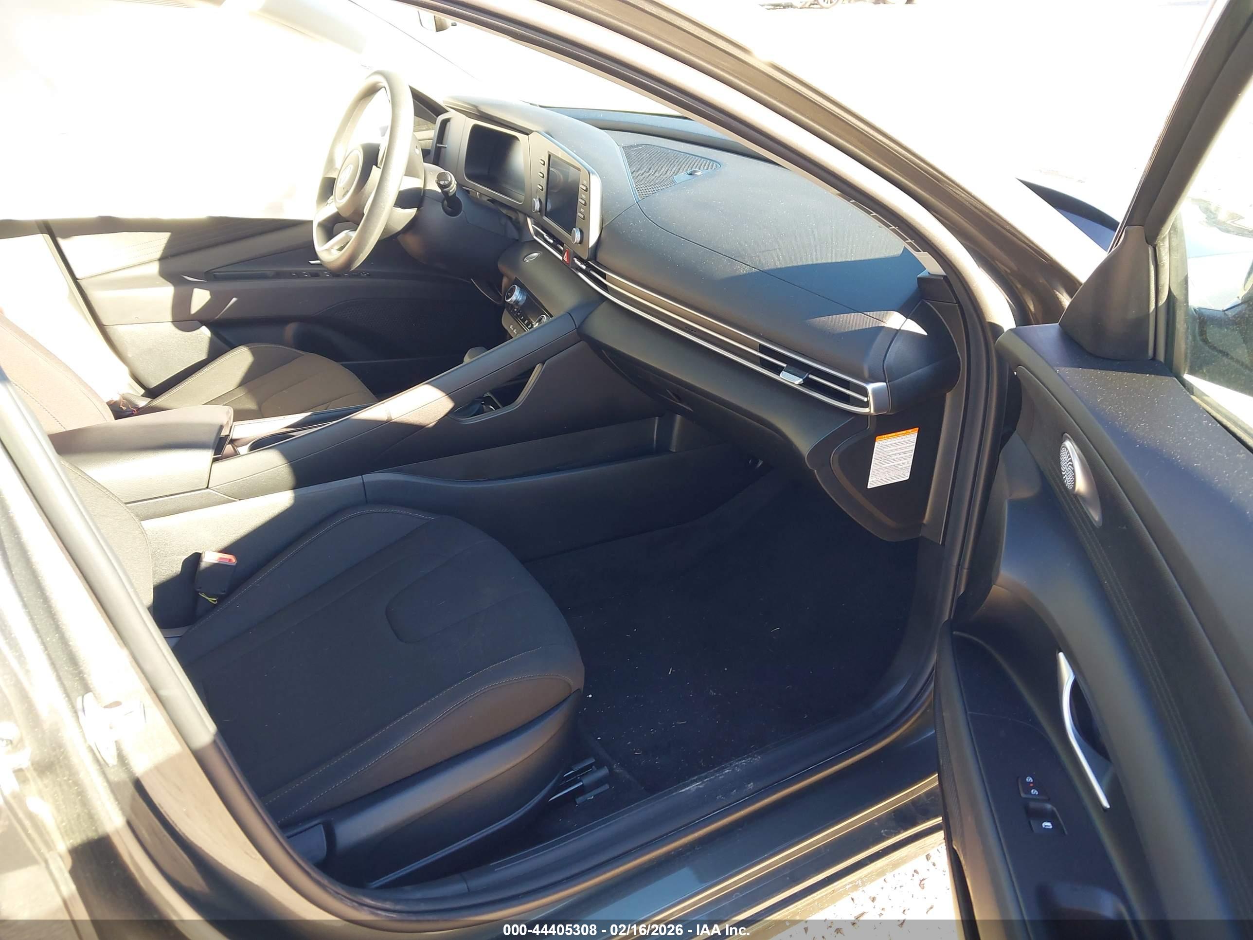 HYUNDAI ELANTRA image 5