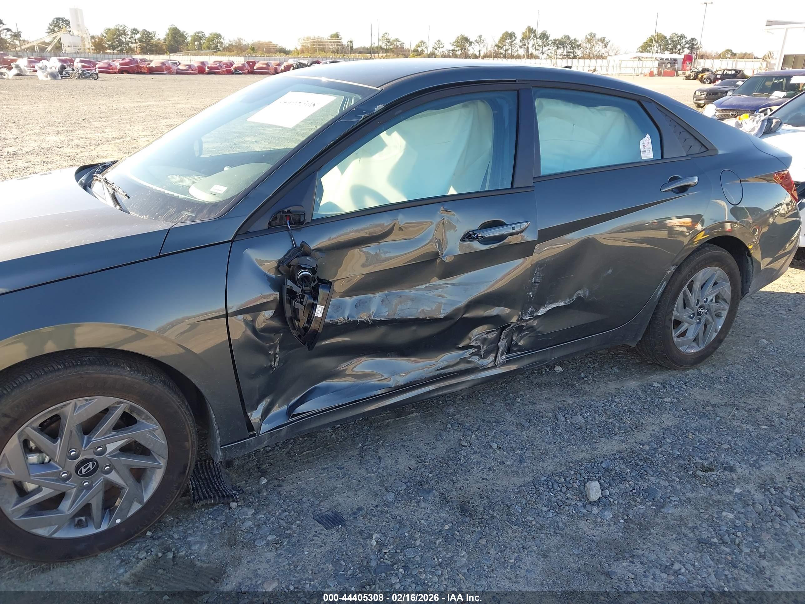 HYUNDAI ELANTRA image 6