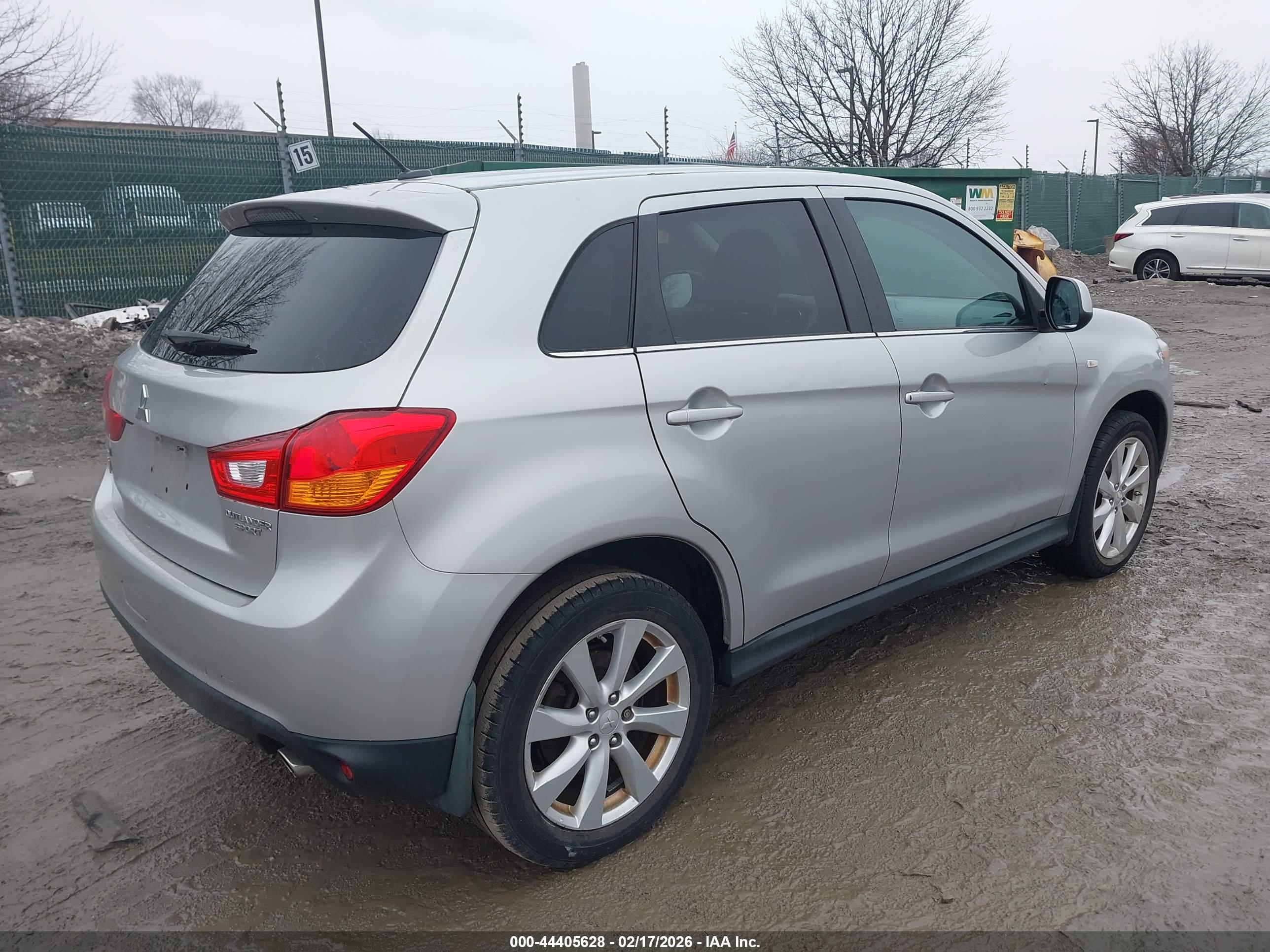MITSUBISHI OUTLANDER image 4