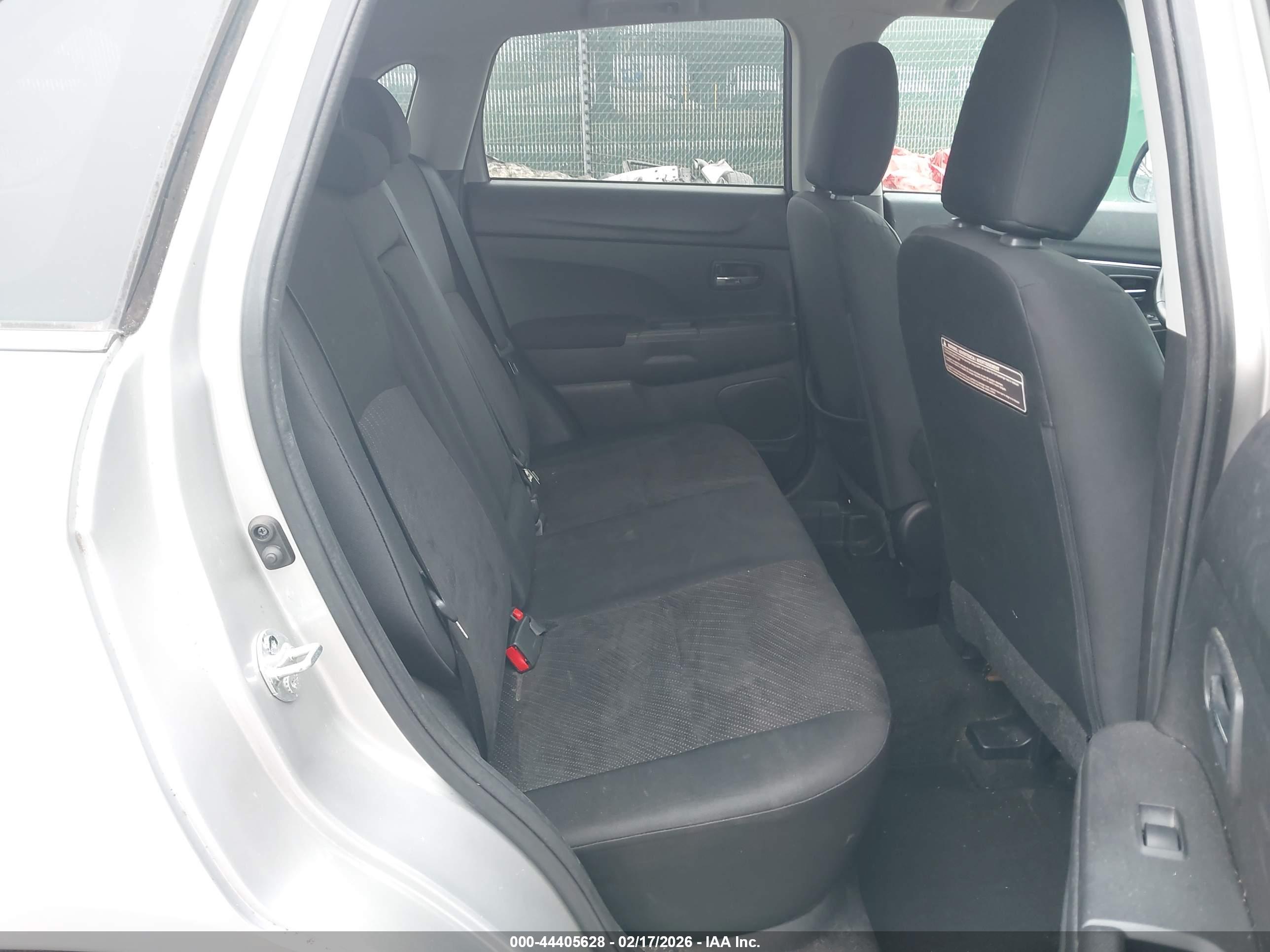 MITSUBISHI OUTLANDER image 8