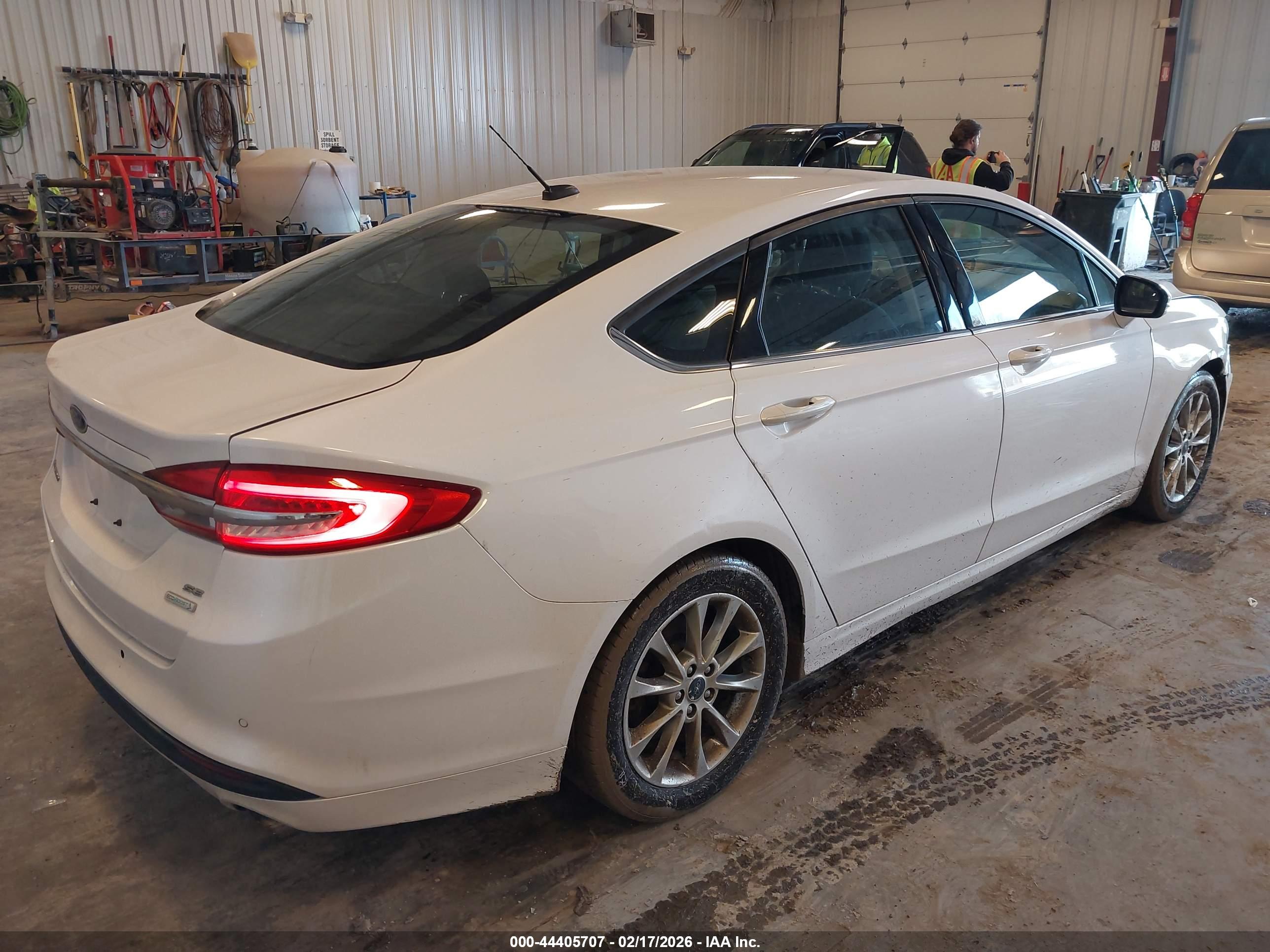 FORD FUSION image 4
