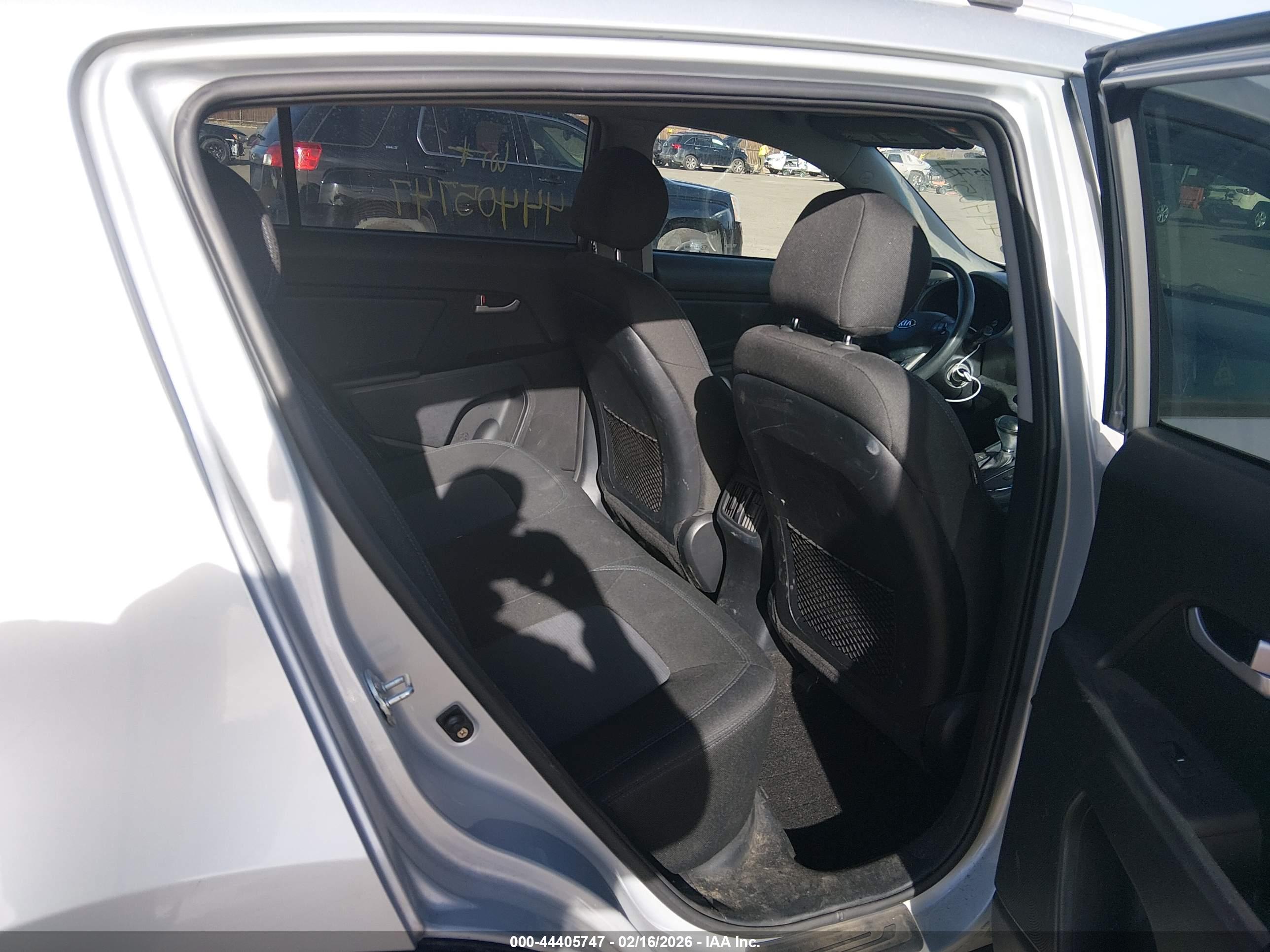 KIA SPORTAGE image 8