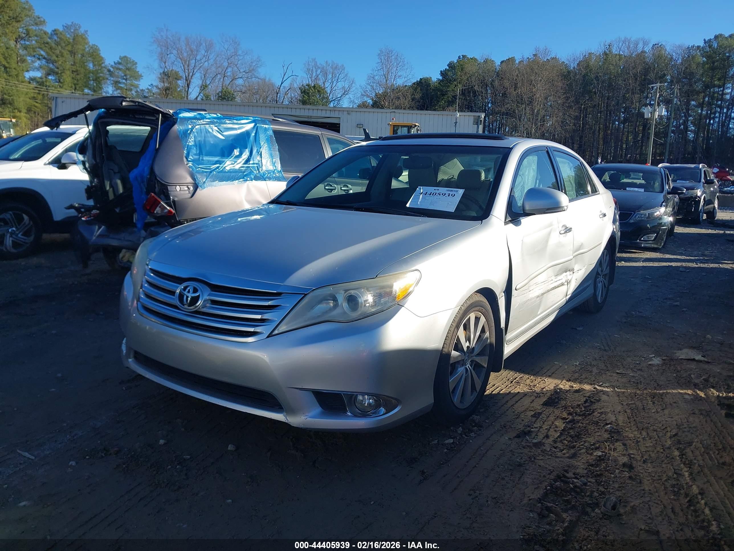 TOYOTA AVALON image 2