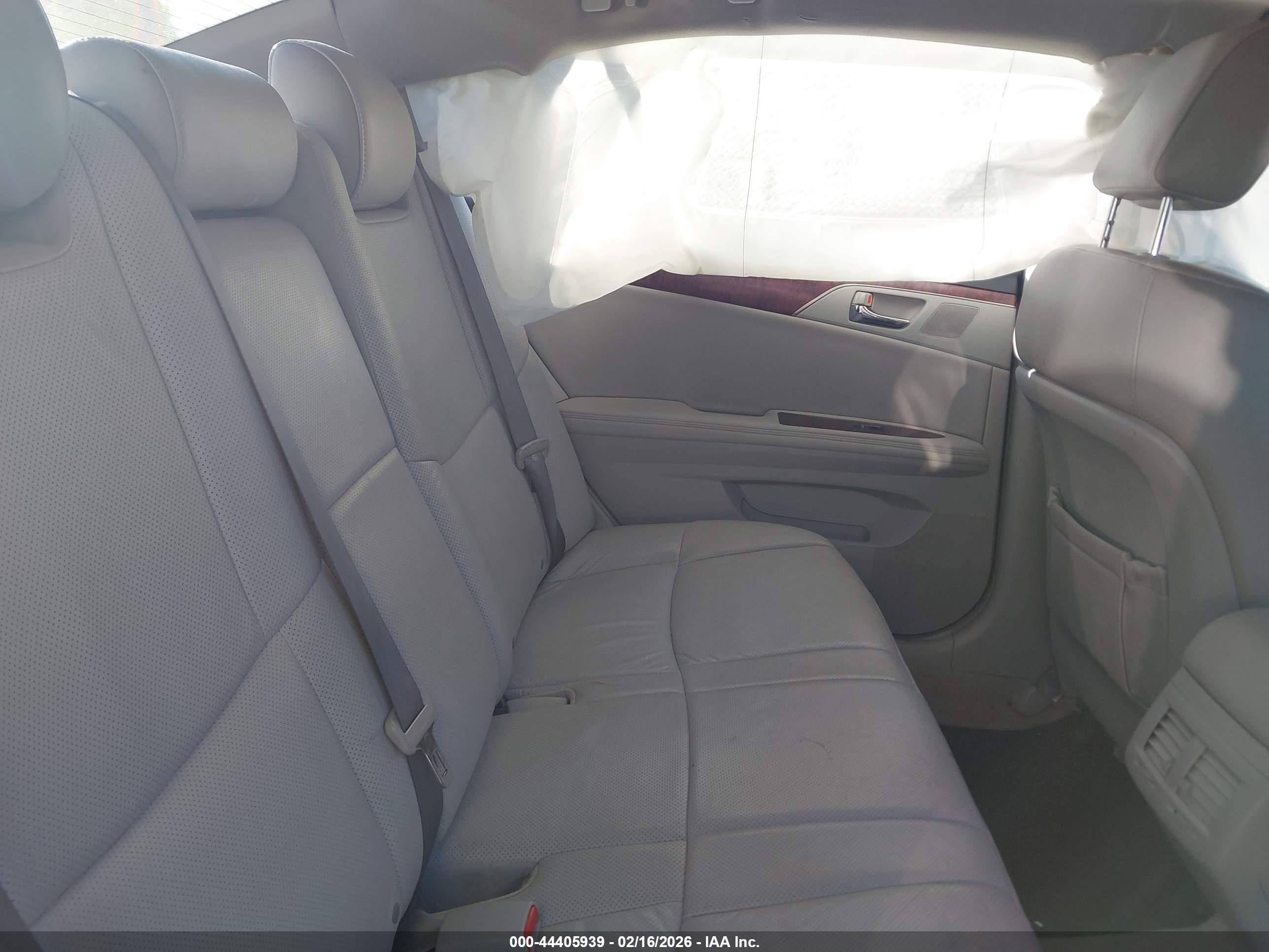TOYOTA AVALON image 8