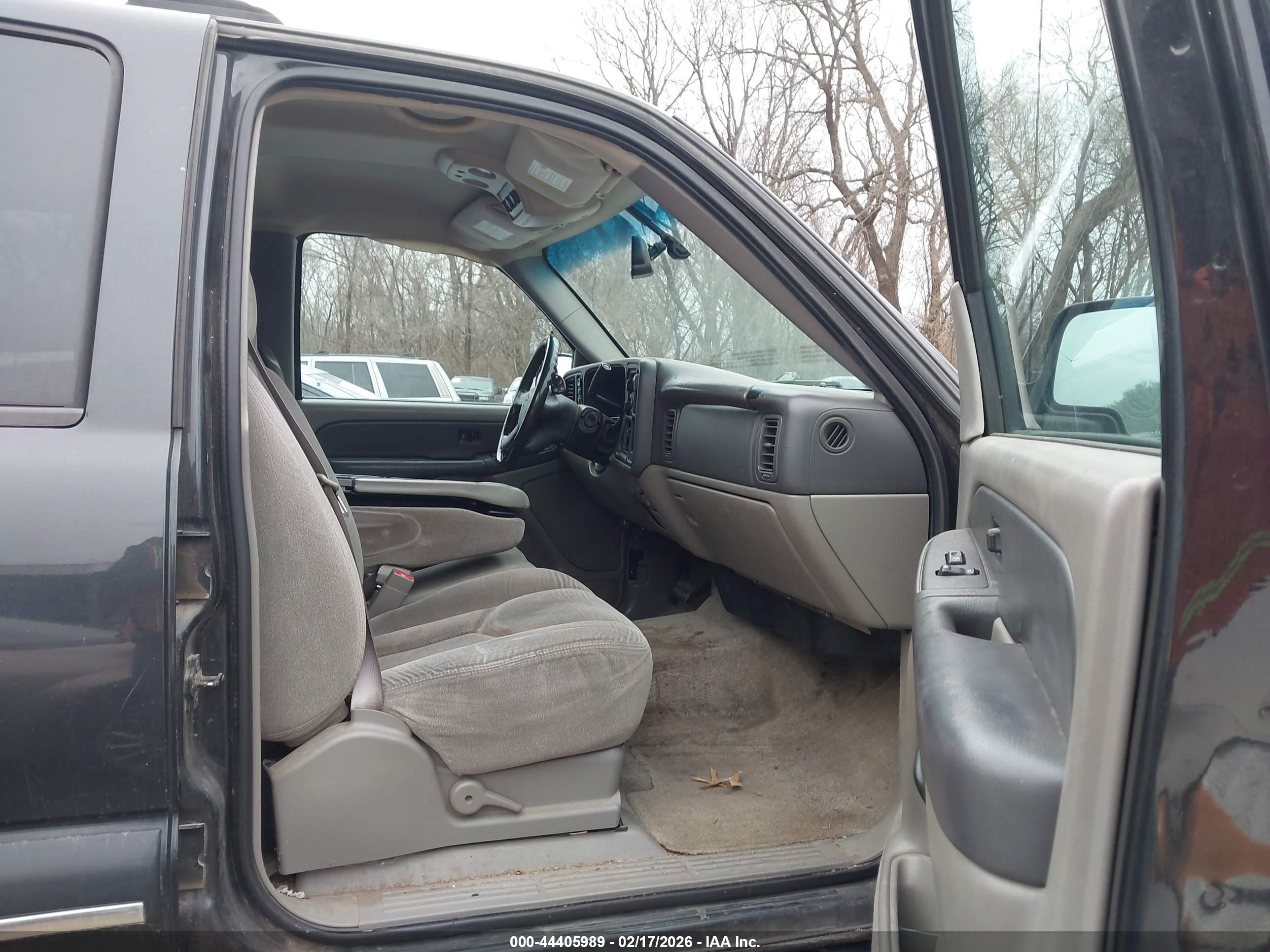 CHEVROLET SUBURBAN image 5