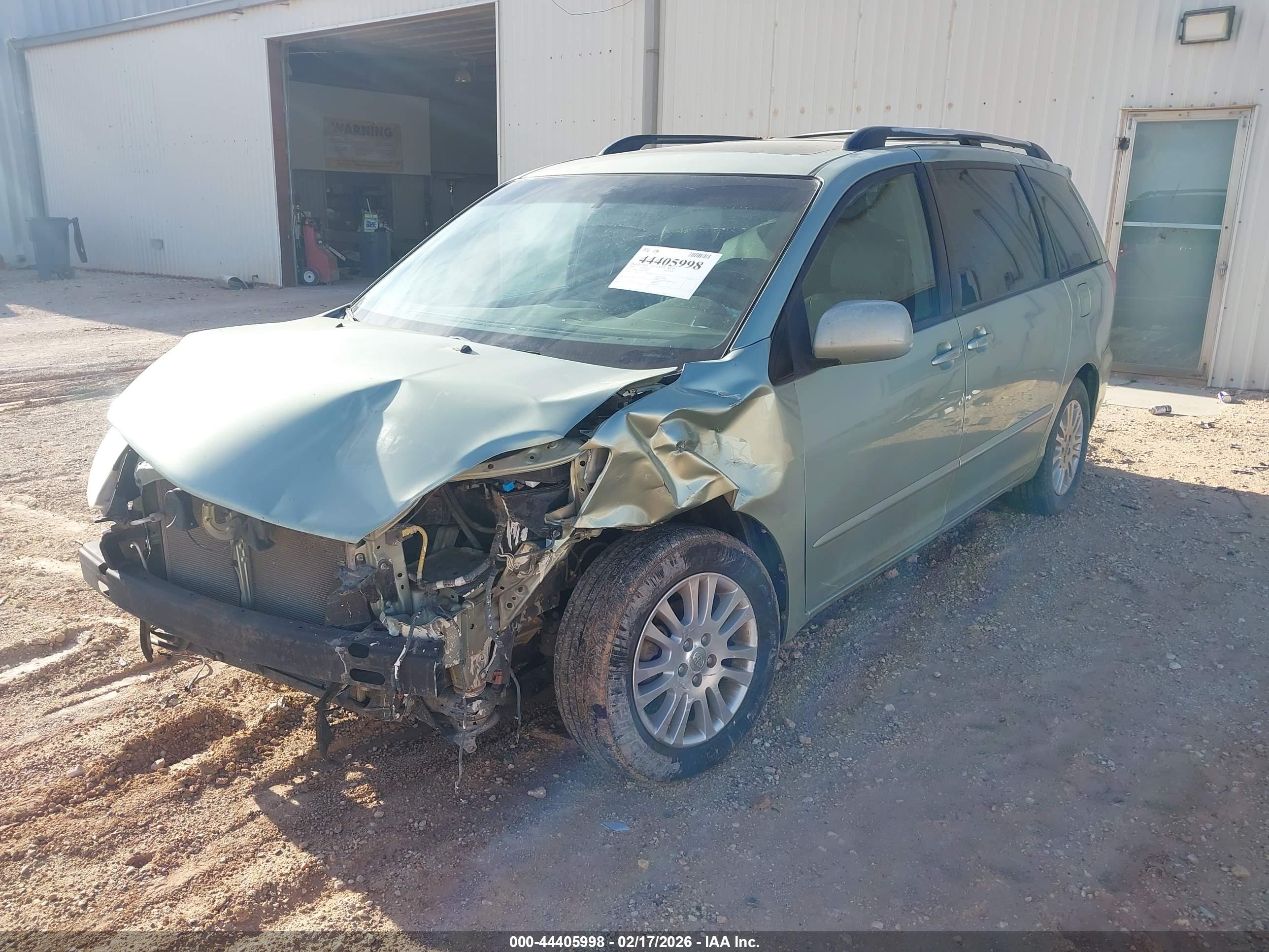 TOYOTA SIENNA image 2