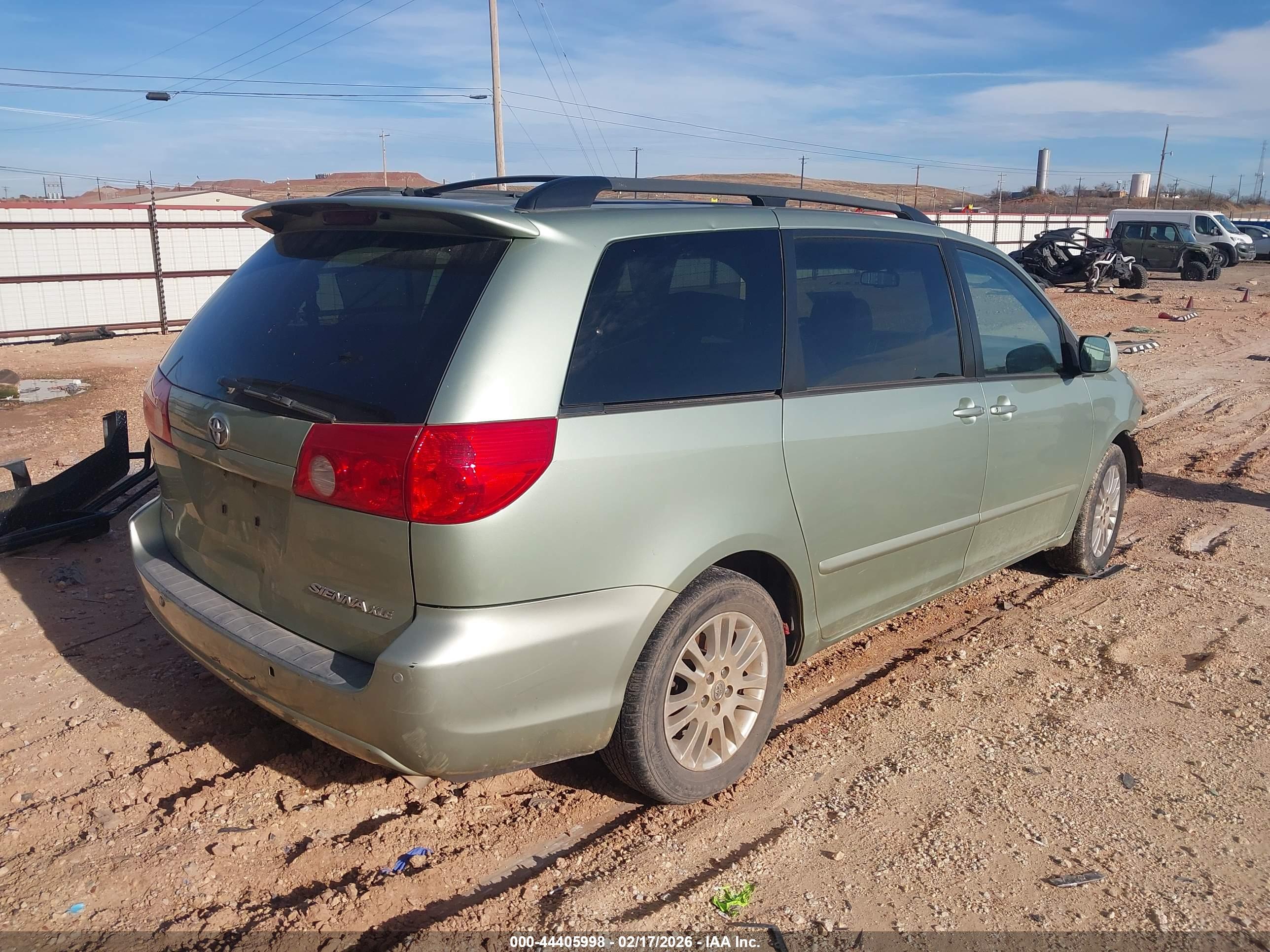 TOYOTA SIENNA image 4