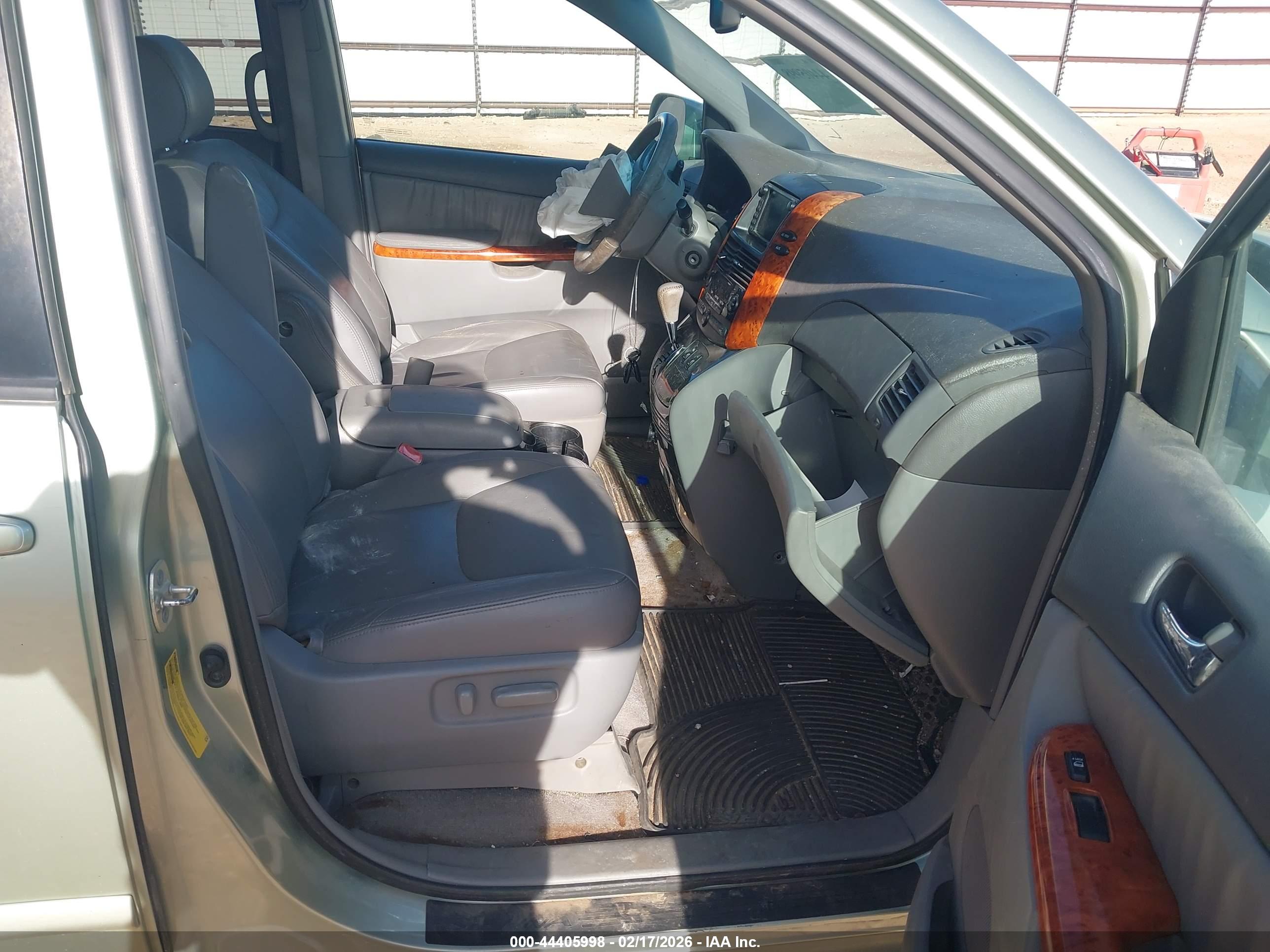 TOYOTA SIENNA image 5