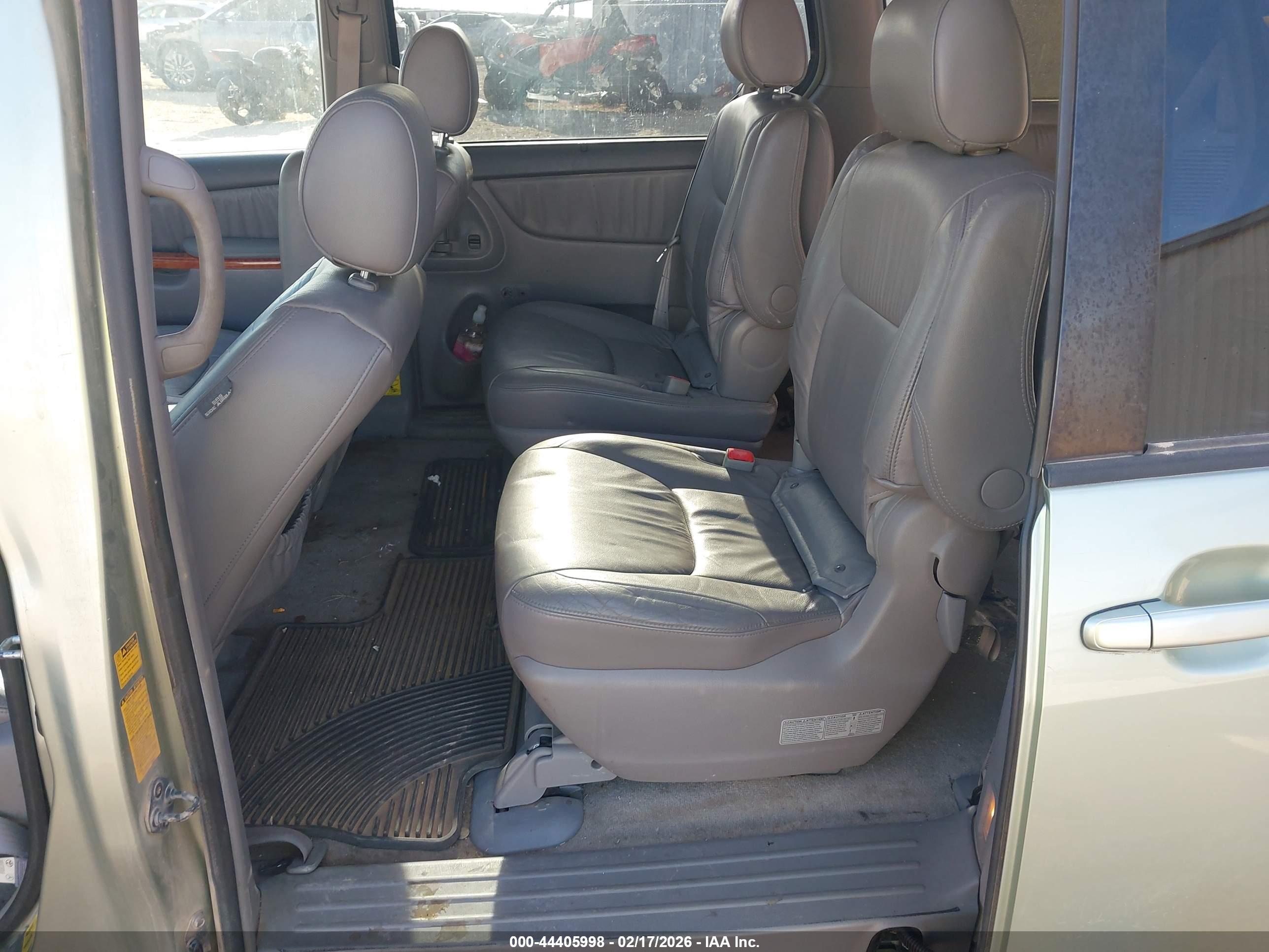 TOYOTA SIENNA image 8