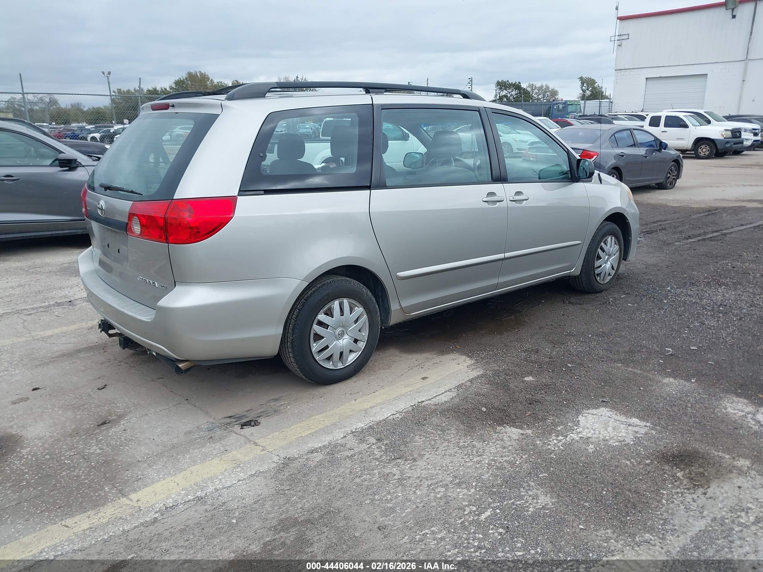 TOYOTA SIENNA image 4