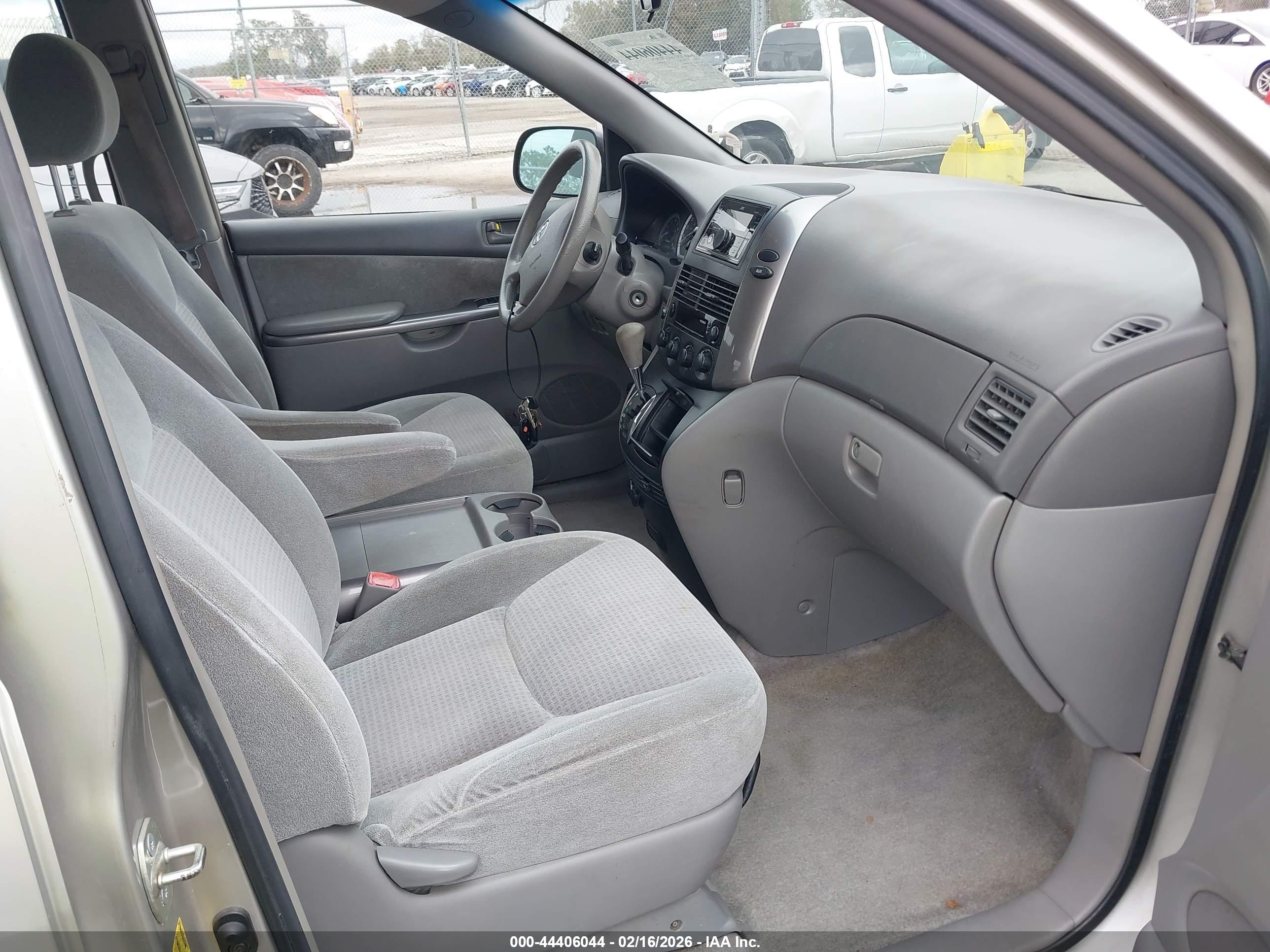 TOYOTA SIENNA image 5
